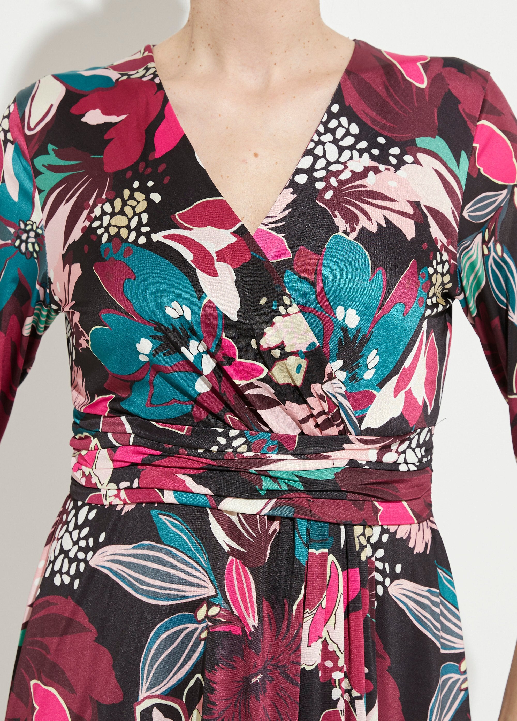 Korte_wikkeljurk_met_uitlopende_bloemenprint_Imprime_fuchsia_DE1_slim