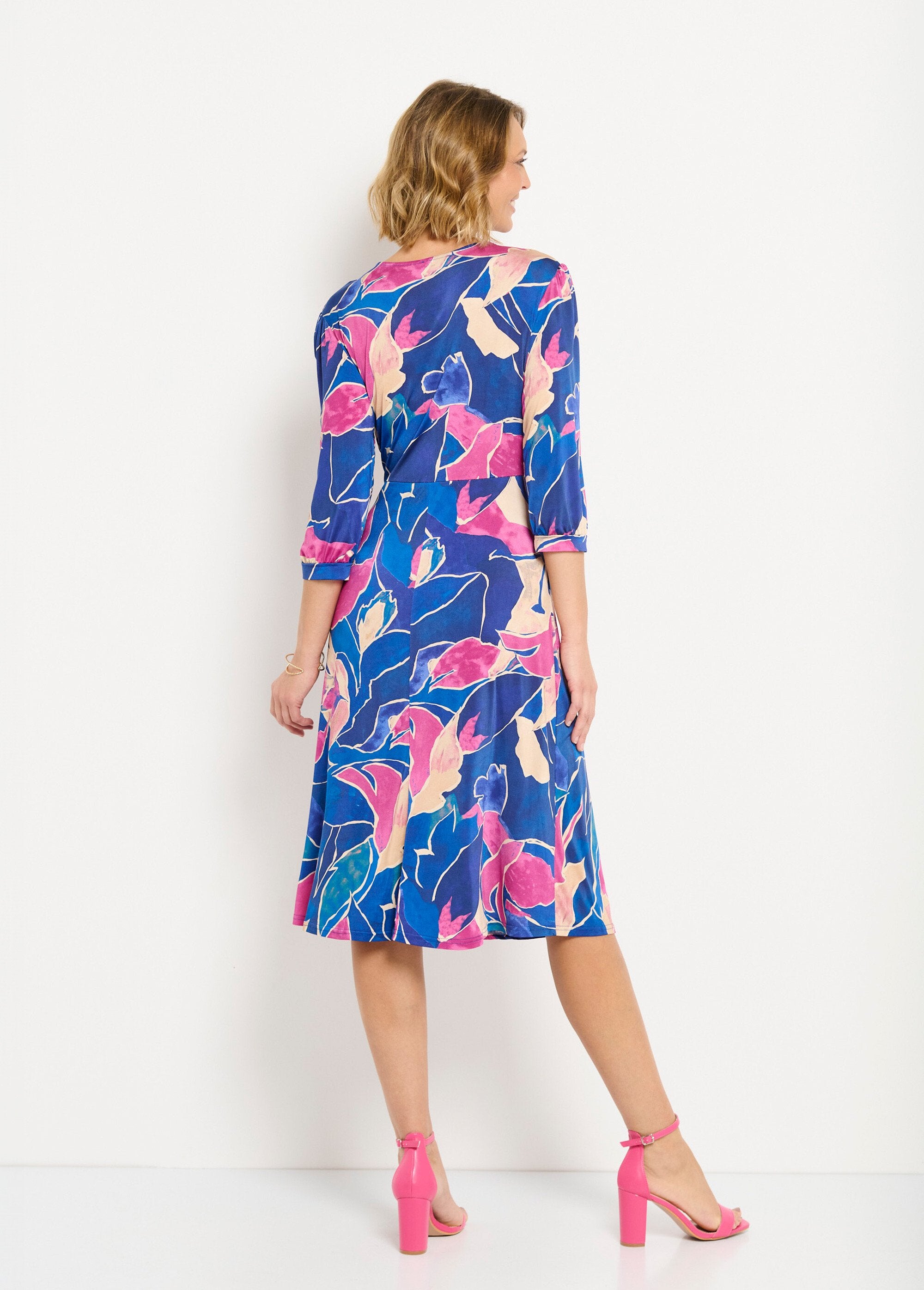 Robe_cache-coeur_courte_motif_floral_évasée_Bleu_et_rose_DO1_slim