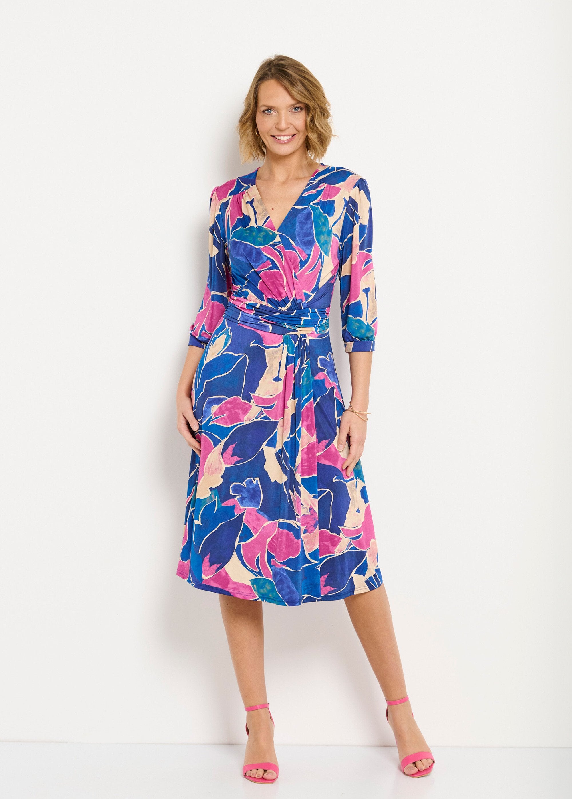 Robe_cache-coeur_courte_motif_floral_évasée_Bleu_et_rose_FA1_slim