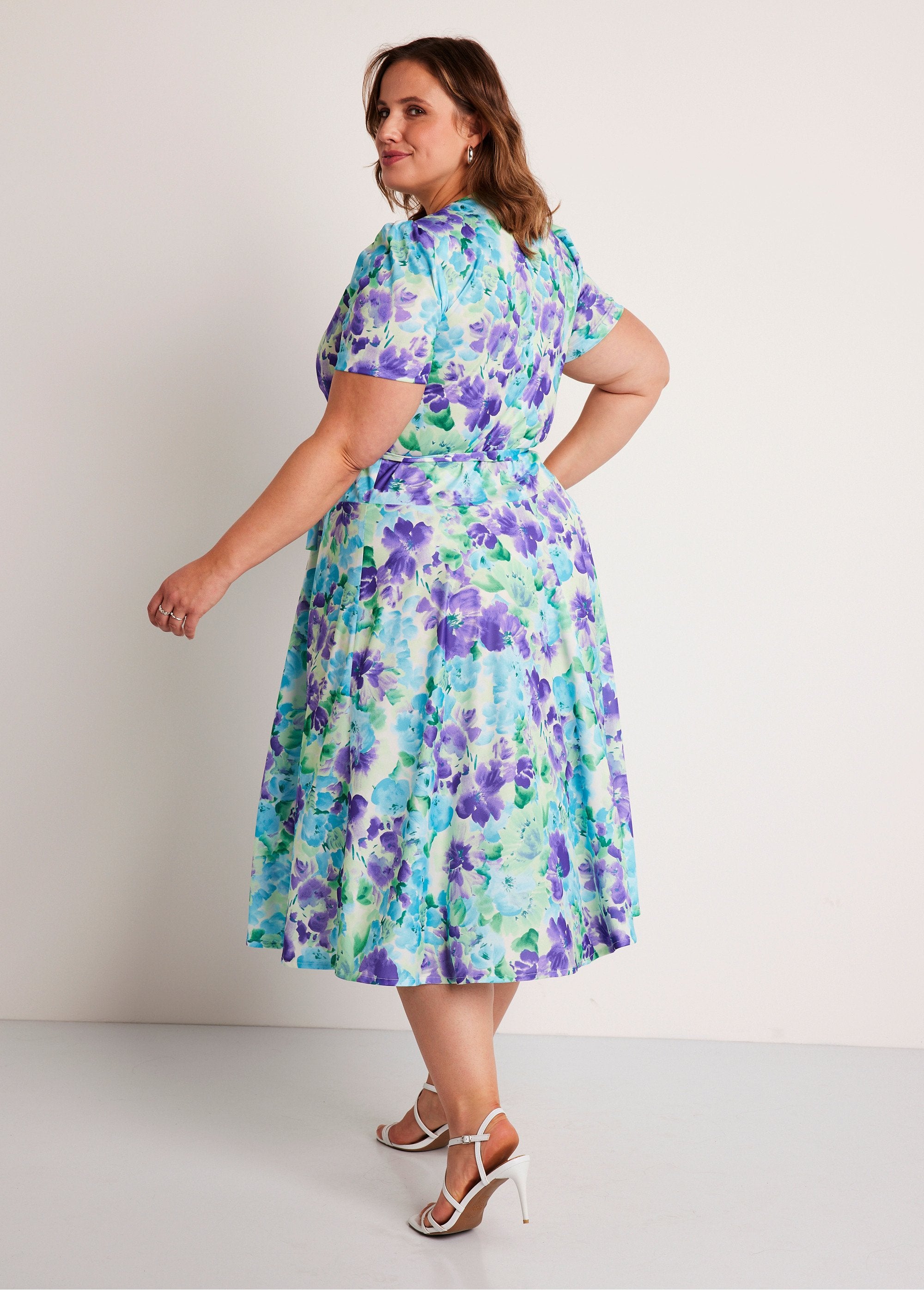 Robe_cache-coeur_mi_longue_fleurie_Vert_et_violet_DO1_curvy