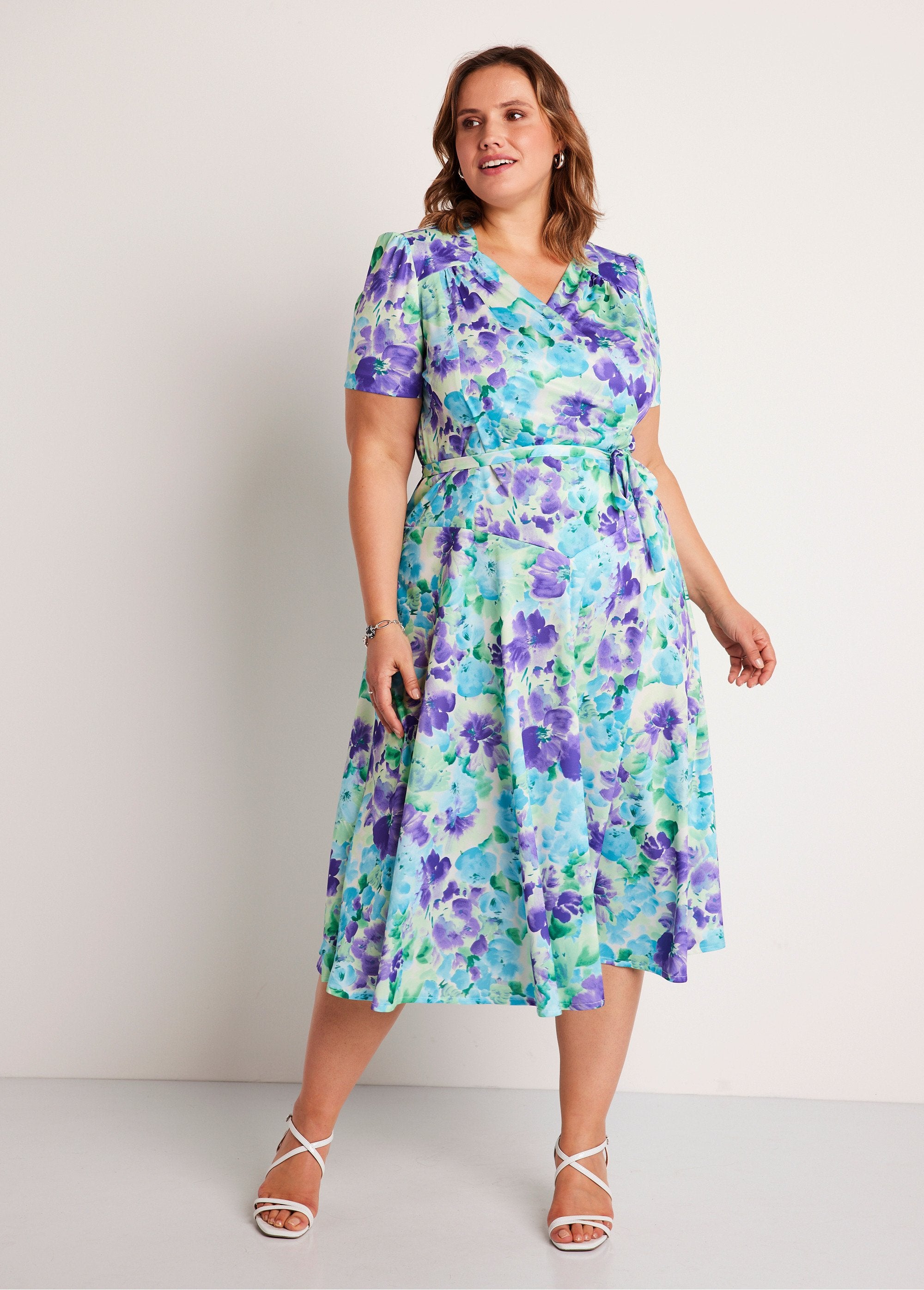 Robe_cache-coeur_mi_longue_fleurie_Vert_et_violet_FA1_curvy