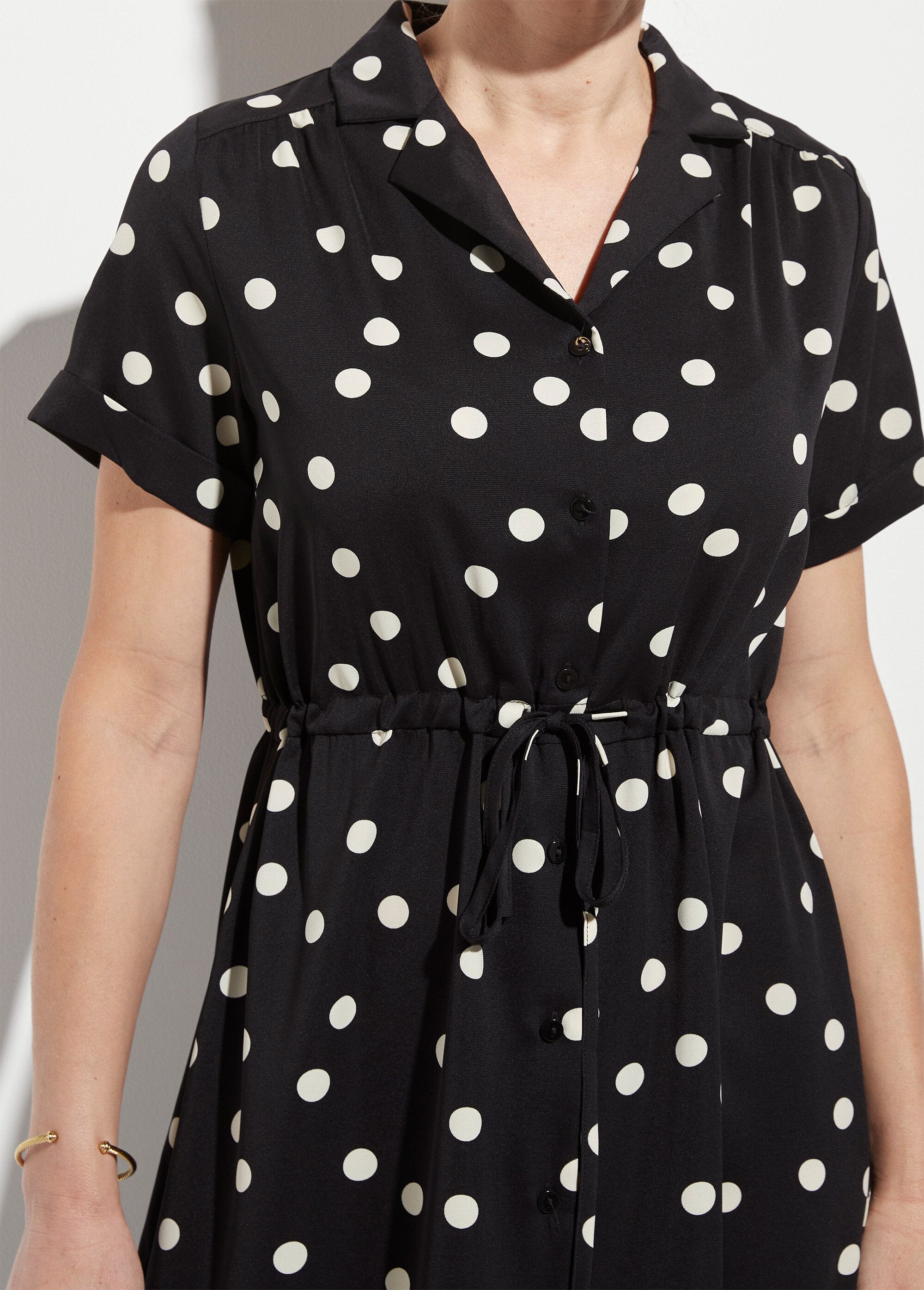 Lange_gestipte_blousejurk_met_ceintuur_Noir_pois_DE1_slim