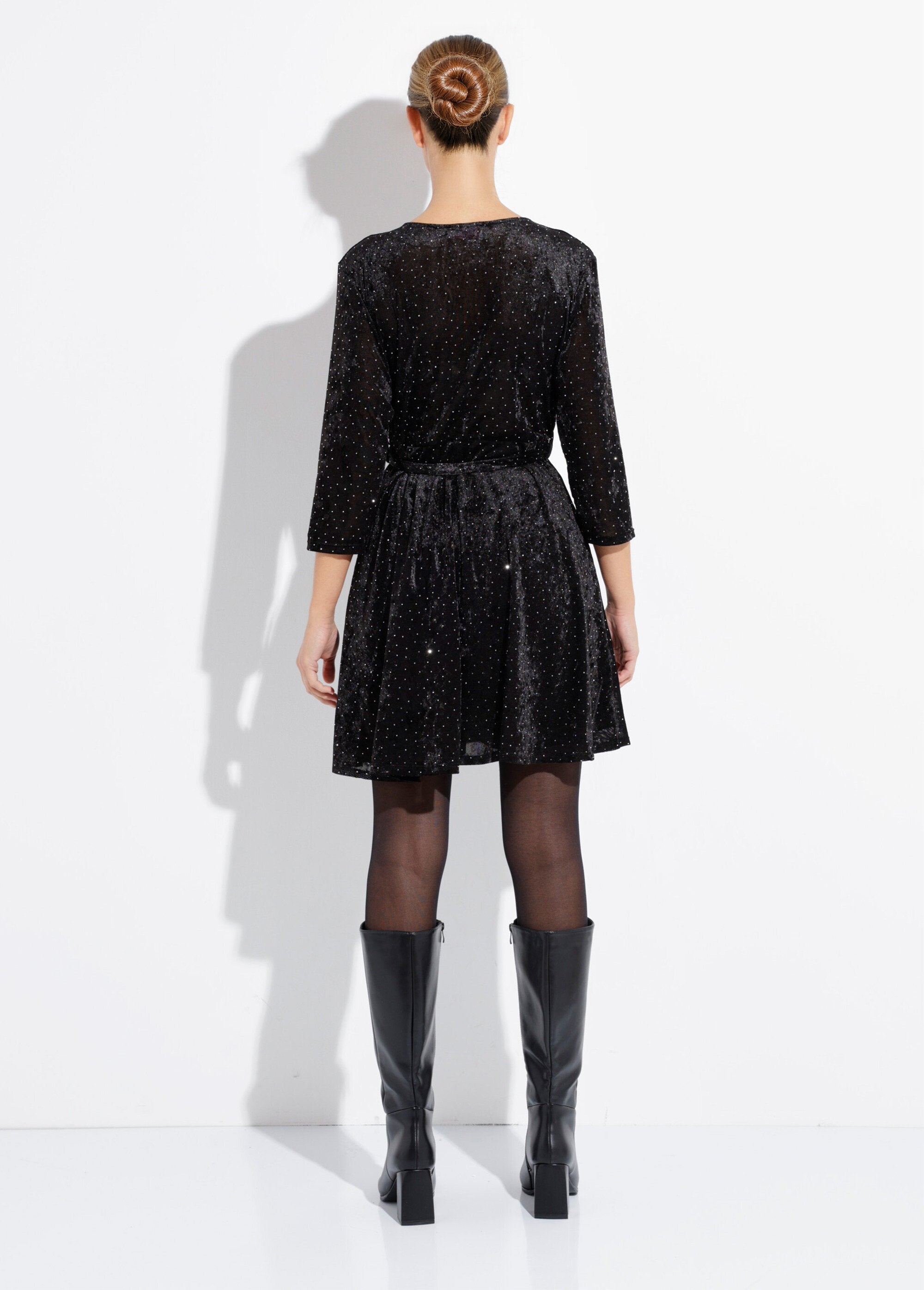 Chique_wikkeljurk_van_fluweel_en_strass_Noir_DO1_slim