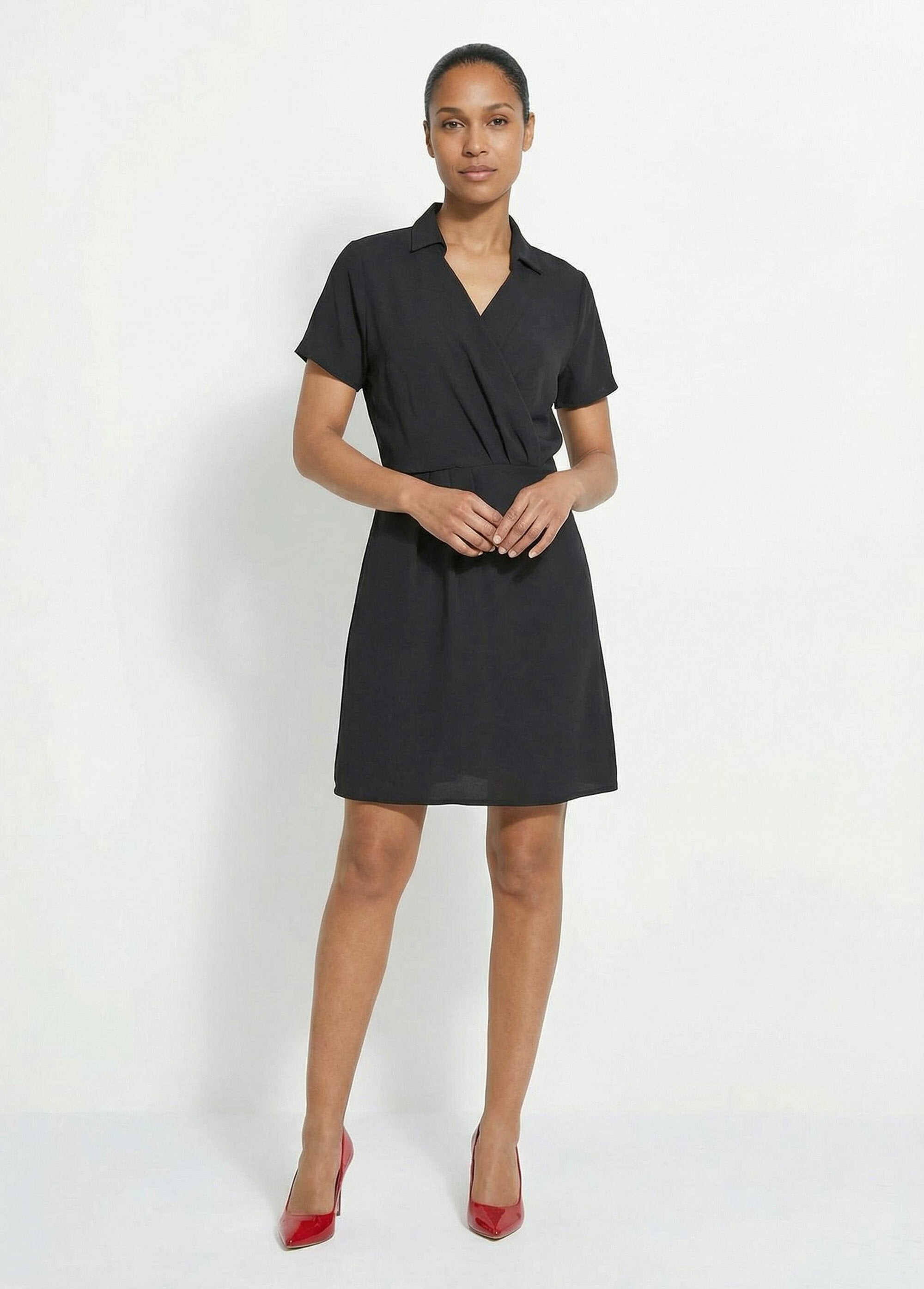 Robe_col_V_manches_courtes,_Essentiel_Noir_FA1_slim