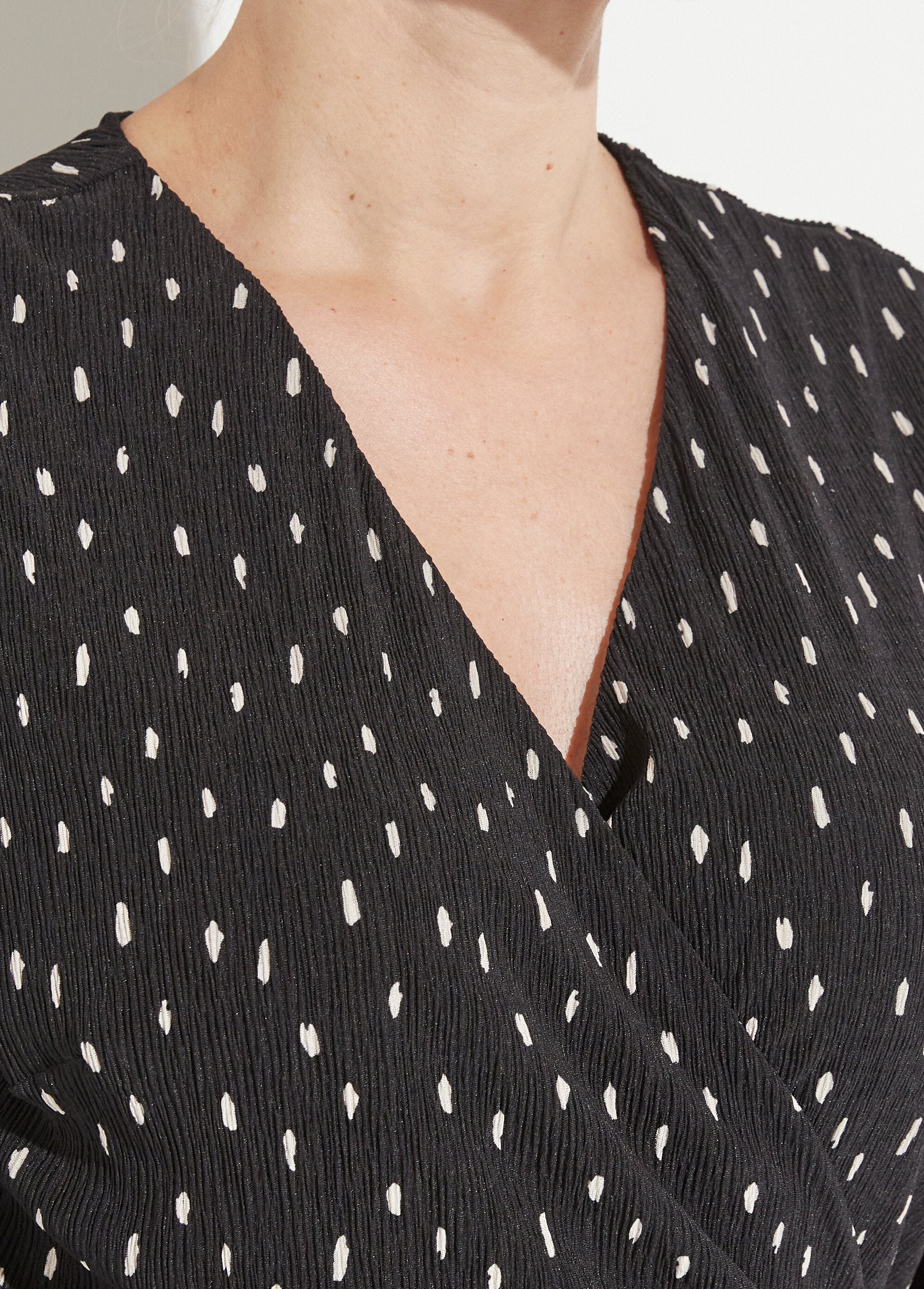 Robe_courte_cache-coeur_imprimé_pois_Noir_et_ecru_DE1_slim