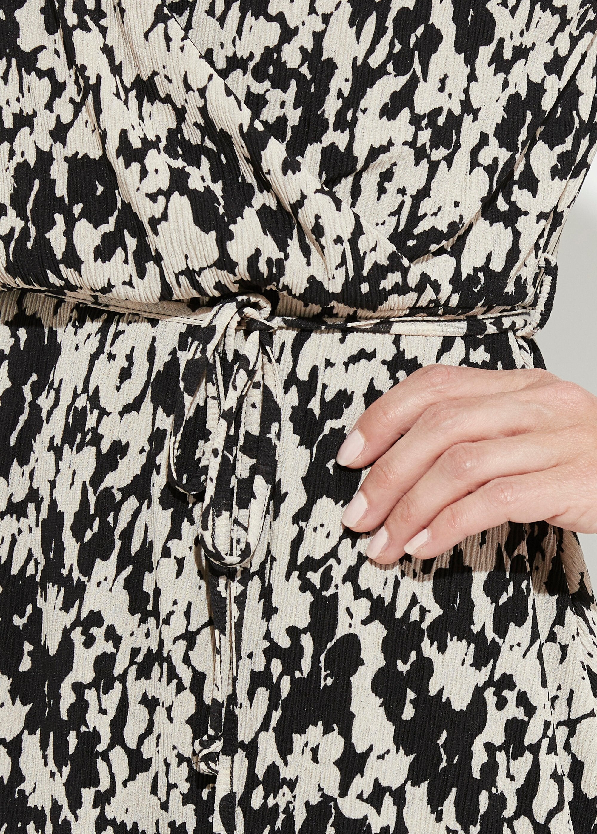 Robe_courte_cache-coeur_imprimé_tachiste_Noir_et_ecru_DE3_slim