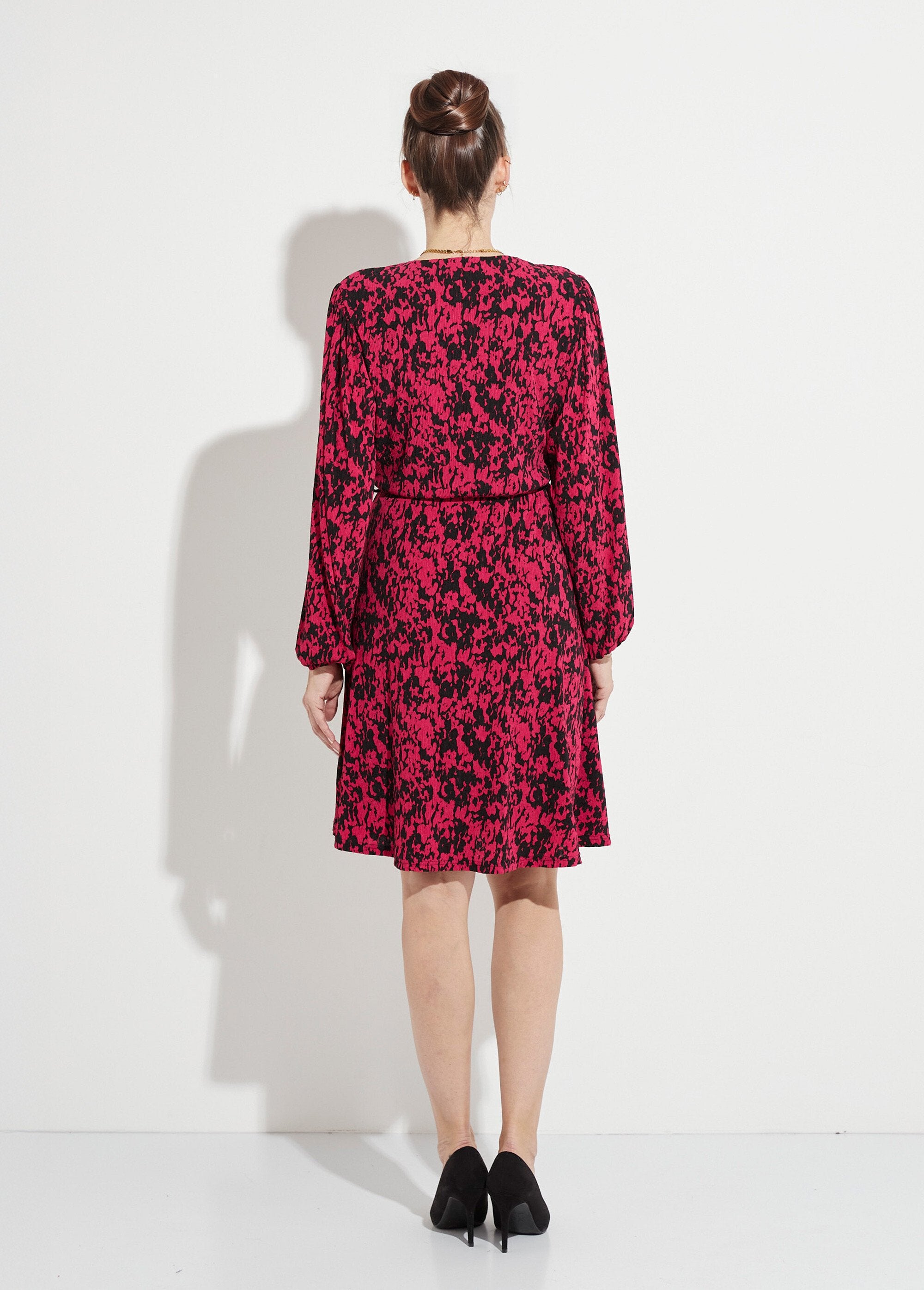 Wikkeljurk_met_tachisteprint_Noir_et_fuchsia_DO1_slim