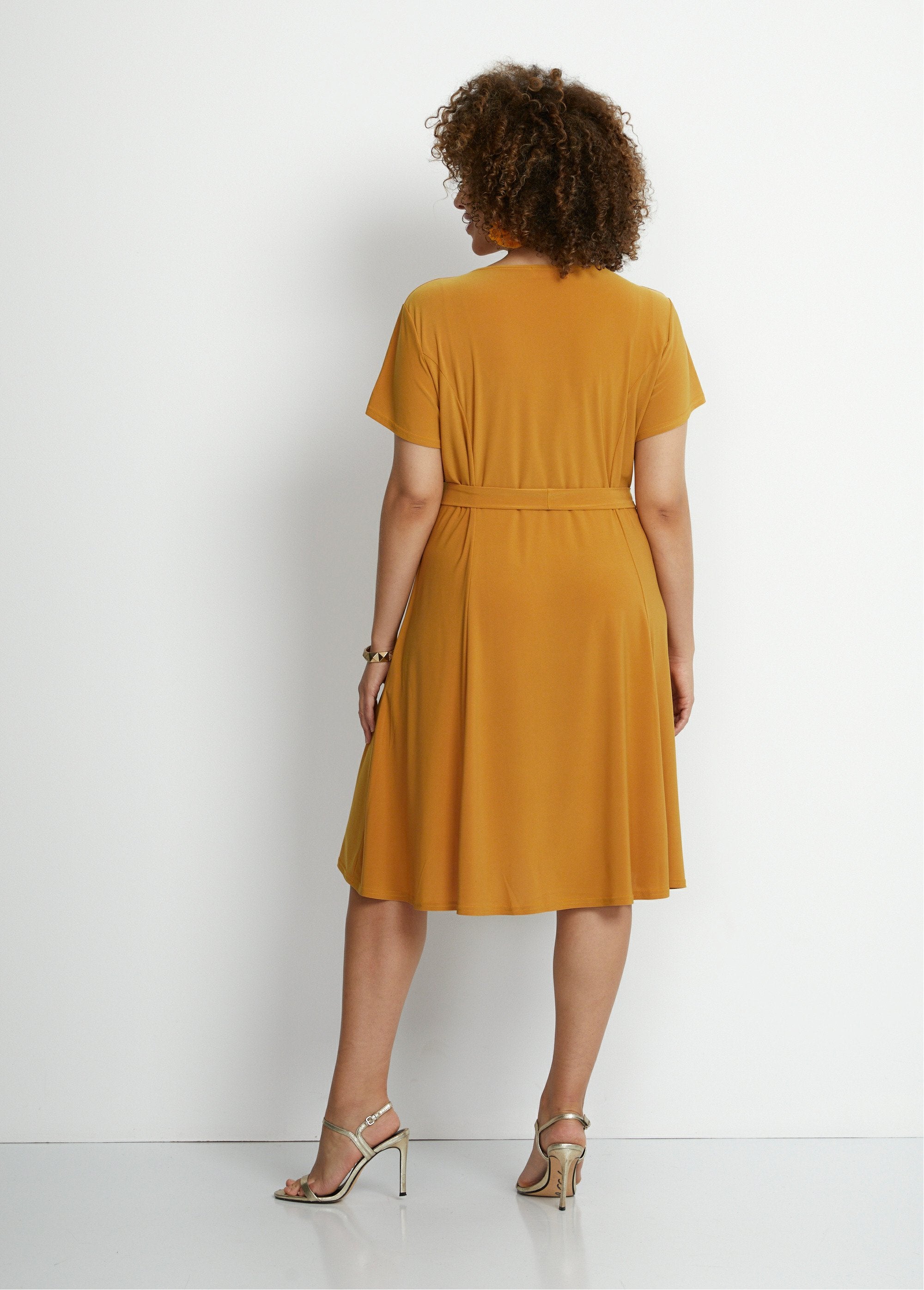 Robe_courte_ceinturée_col_V_Jaune_DO1_curvy