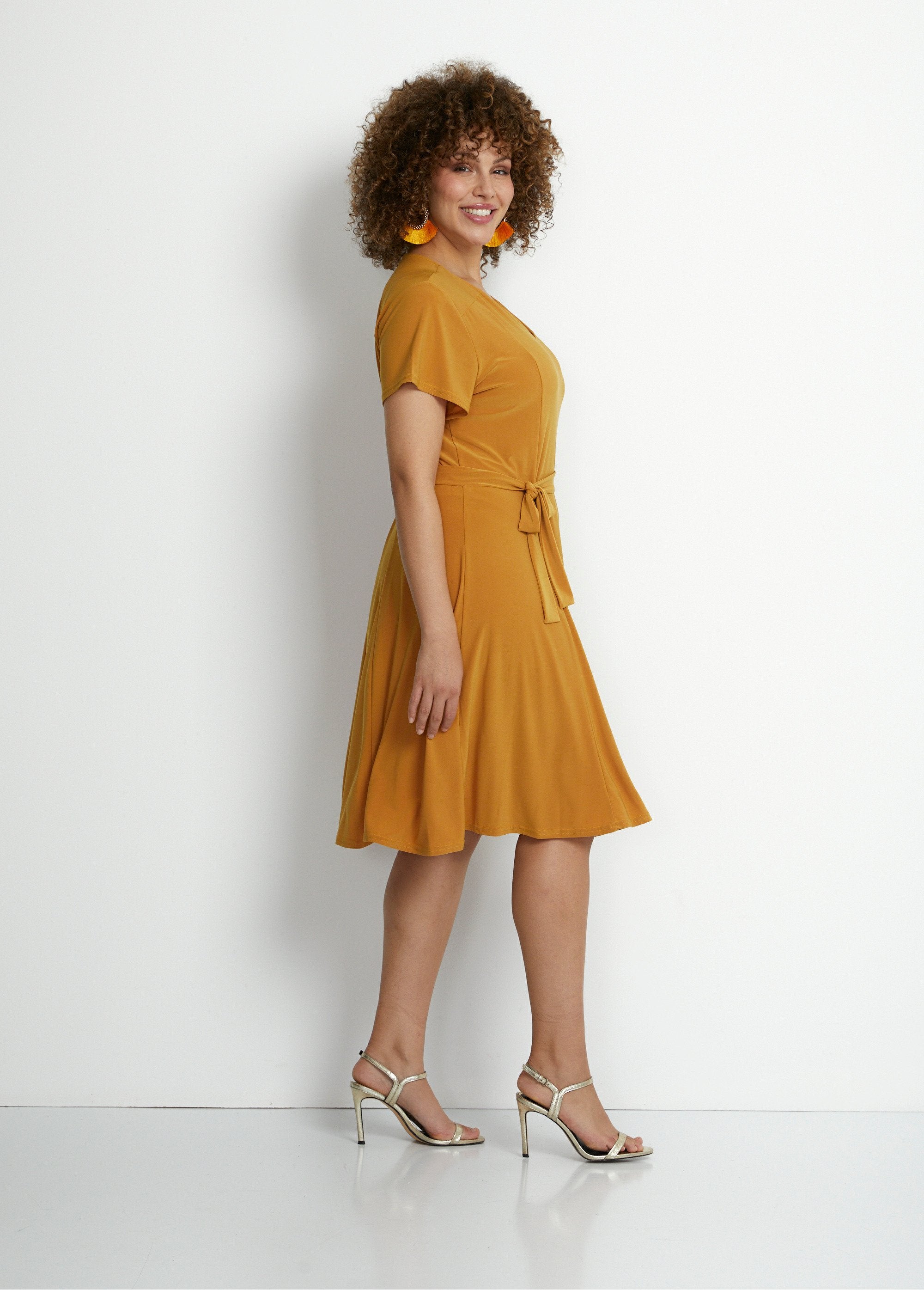 Robe_courte_ceinturée_col_V_Jaune_DR1_curvy