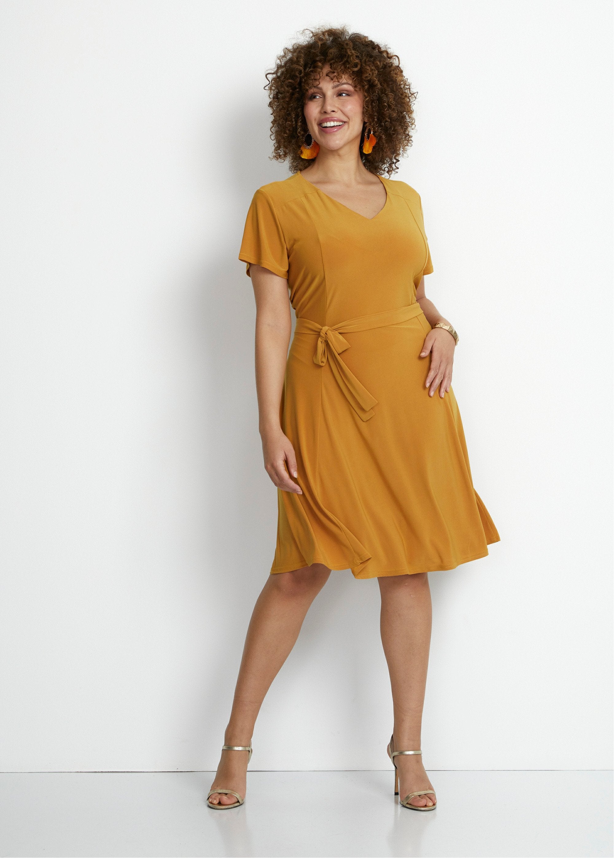 Robe_courte_ceinturée_col_V_Jaune_SF1_curvy