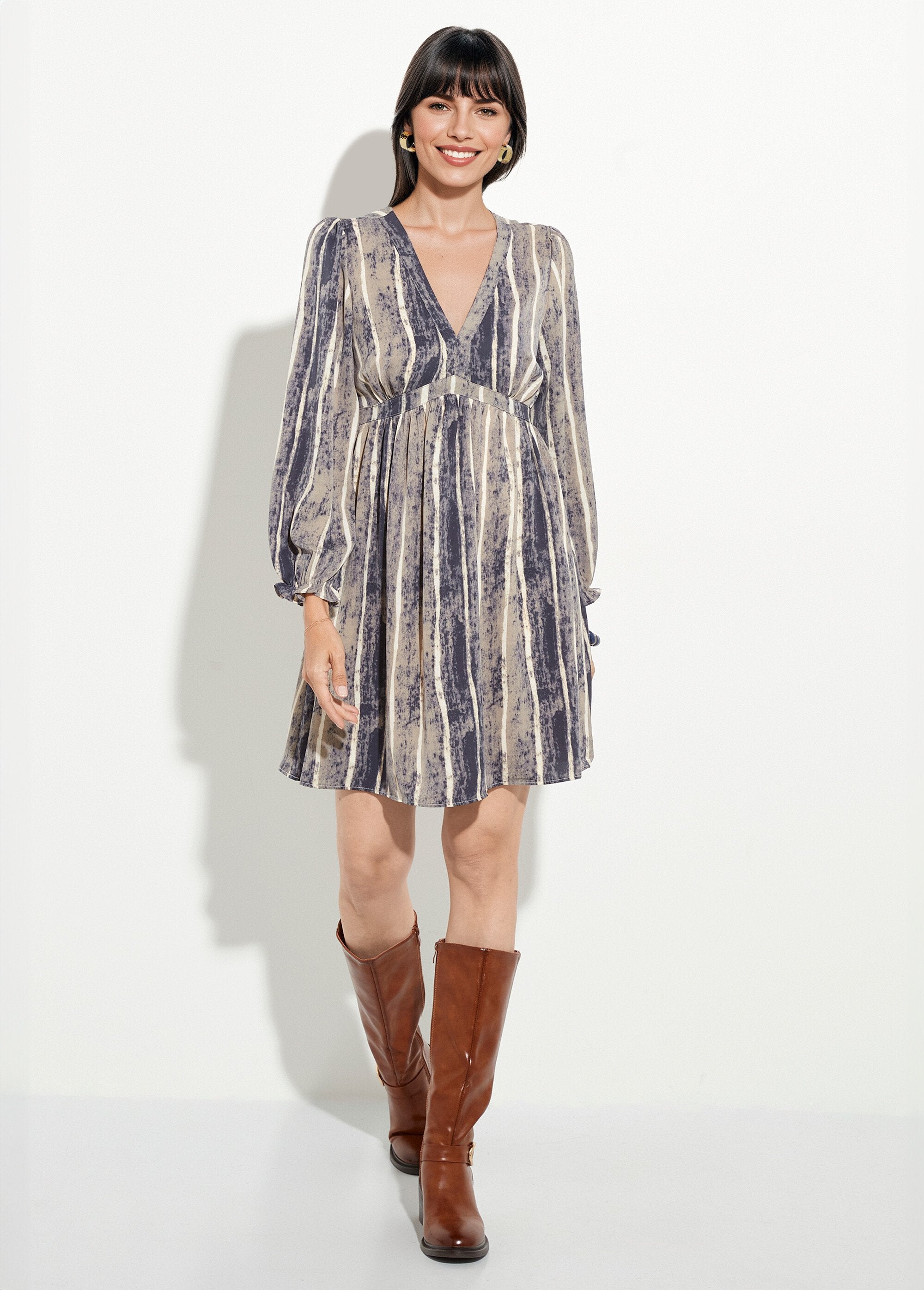 Korte_jurk_met_geplooide_hoge_taille_en_V-hals_Gris_et_ecru_FA1_slim