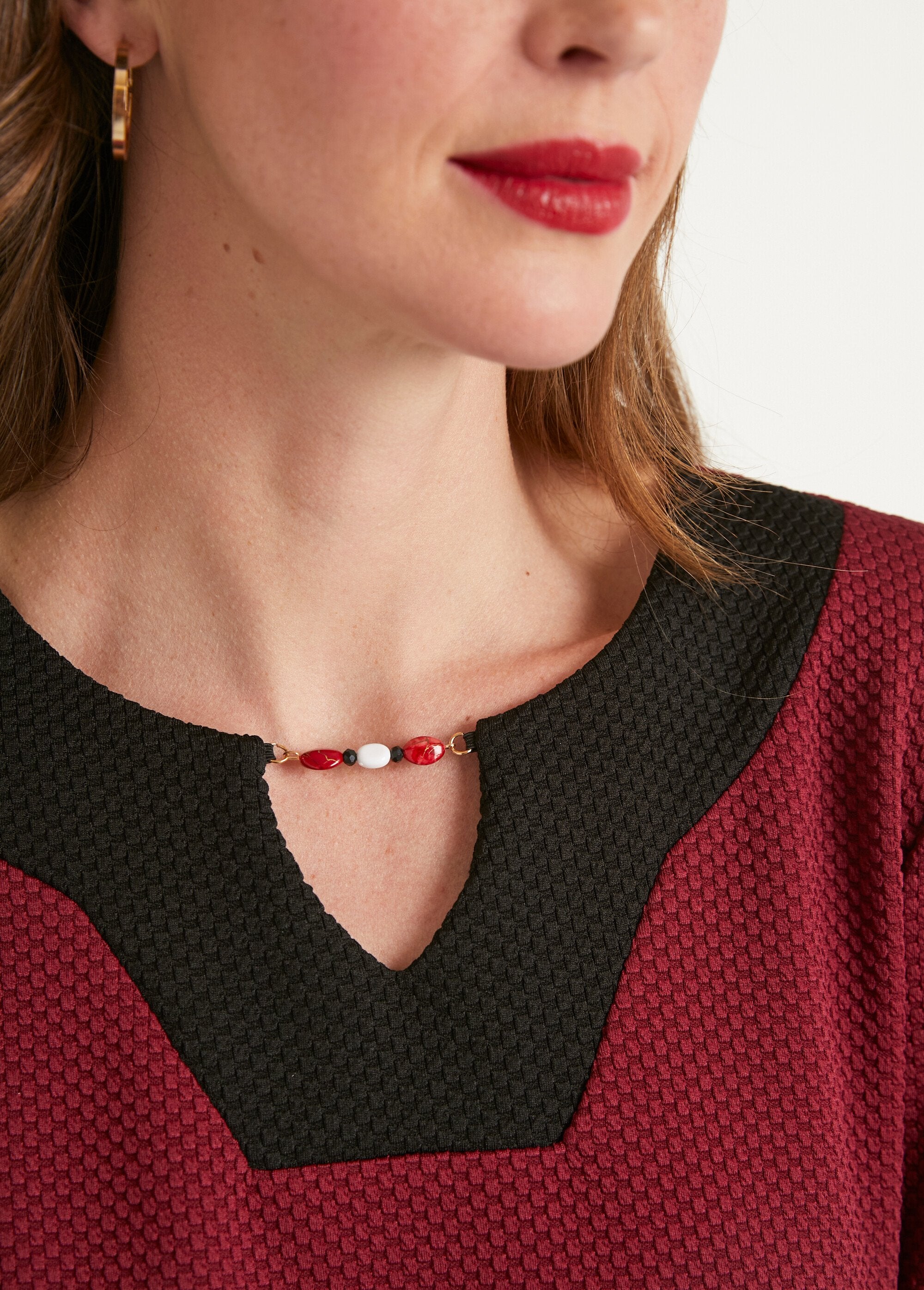 Korte_tweekleurige_rechte_jurk_met_3/4-mouwen_Bordeaux_et_noir_DE2_slim