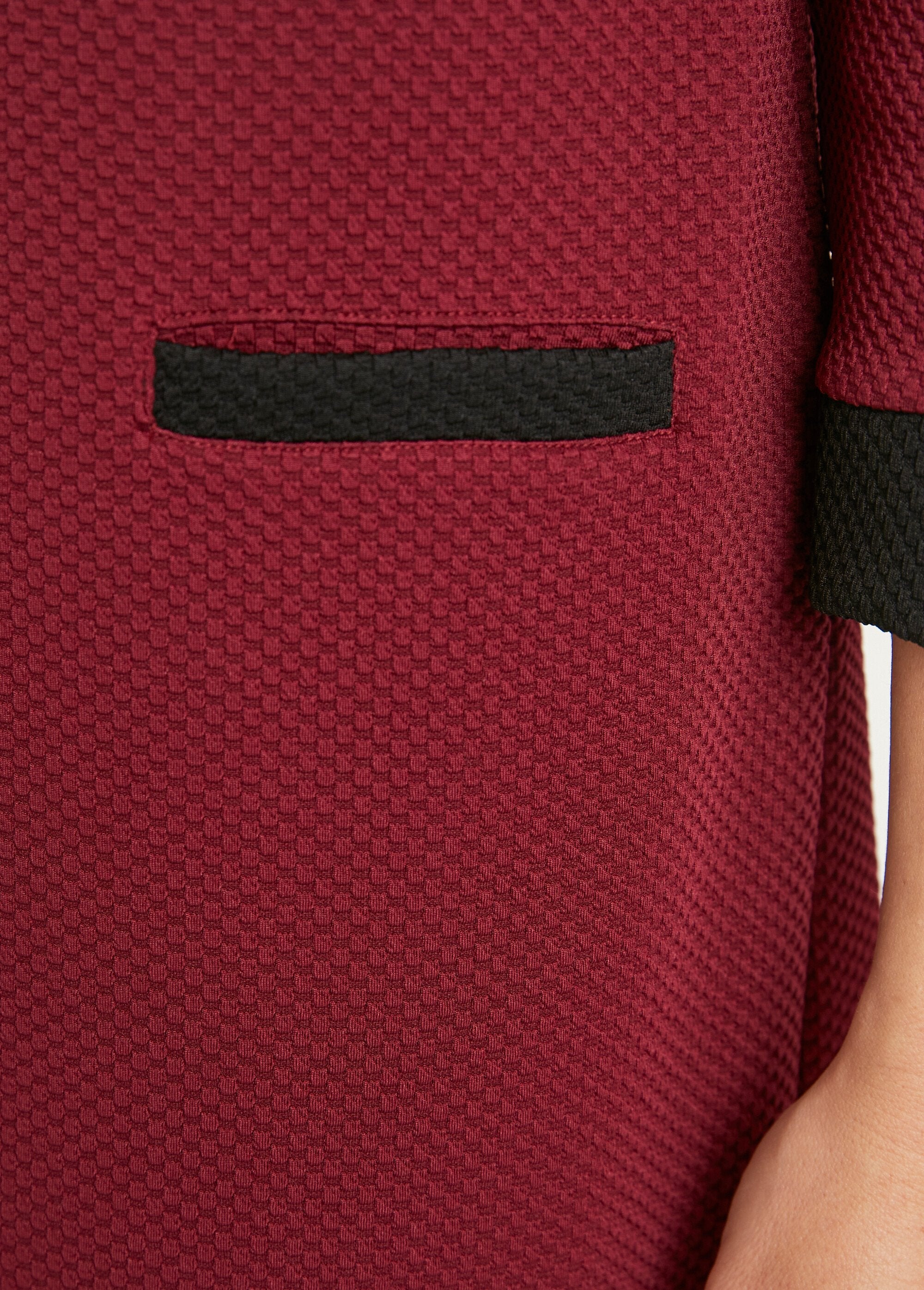 Korte_tweekleurige_rechte_jurk_met_3/4-mouwen_Bordeaux_et_noir_DE4_slim