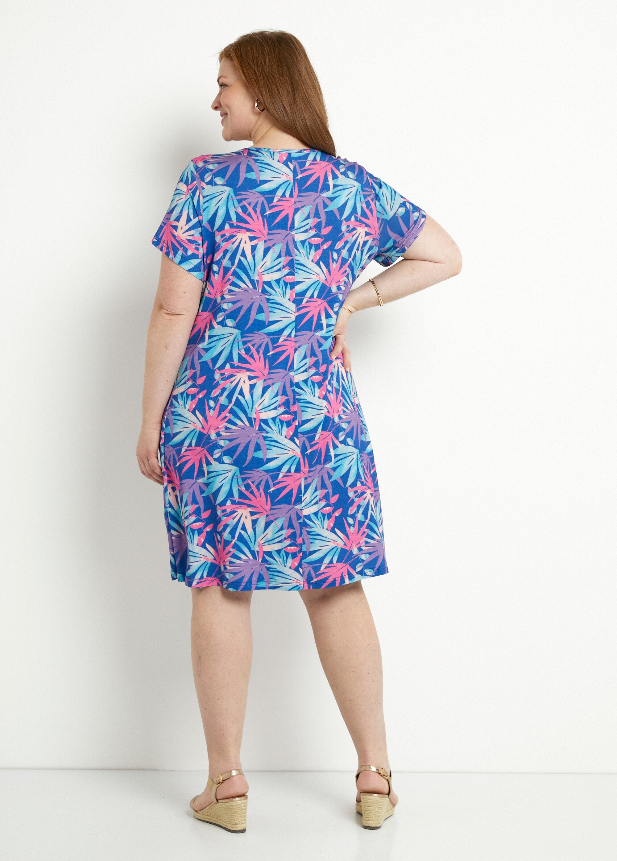 Robe_courte_droite_évasée_imprimé_feuillage_Bleu_et_rose_DO1_curvy