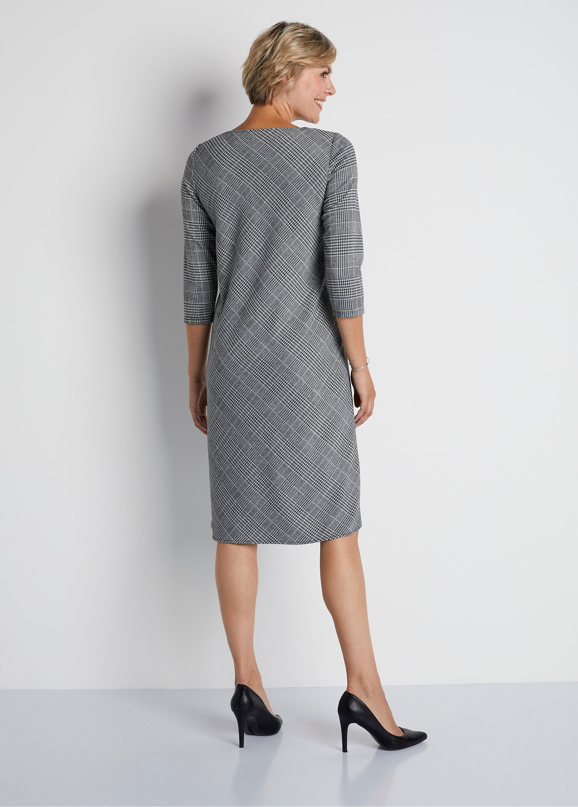 Robe_courte_droite_jacquard_carreaux_Noir_et_blanc_DO1_slim