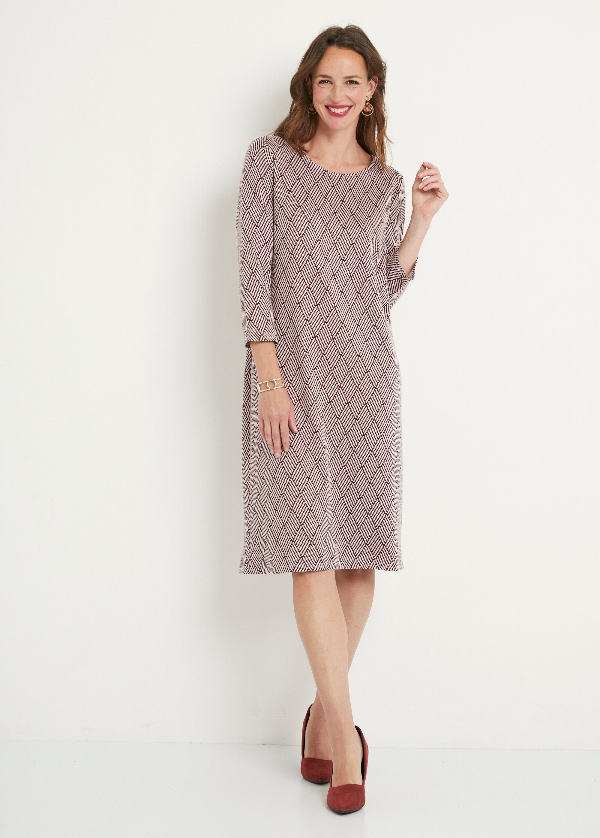 Vestido_curto_e_direito_em_jacquard_gráfico_Bordeaux_et_ecru_FA1_slim