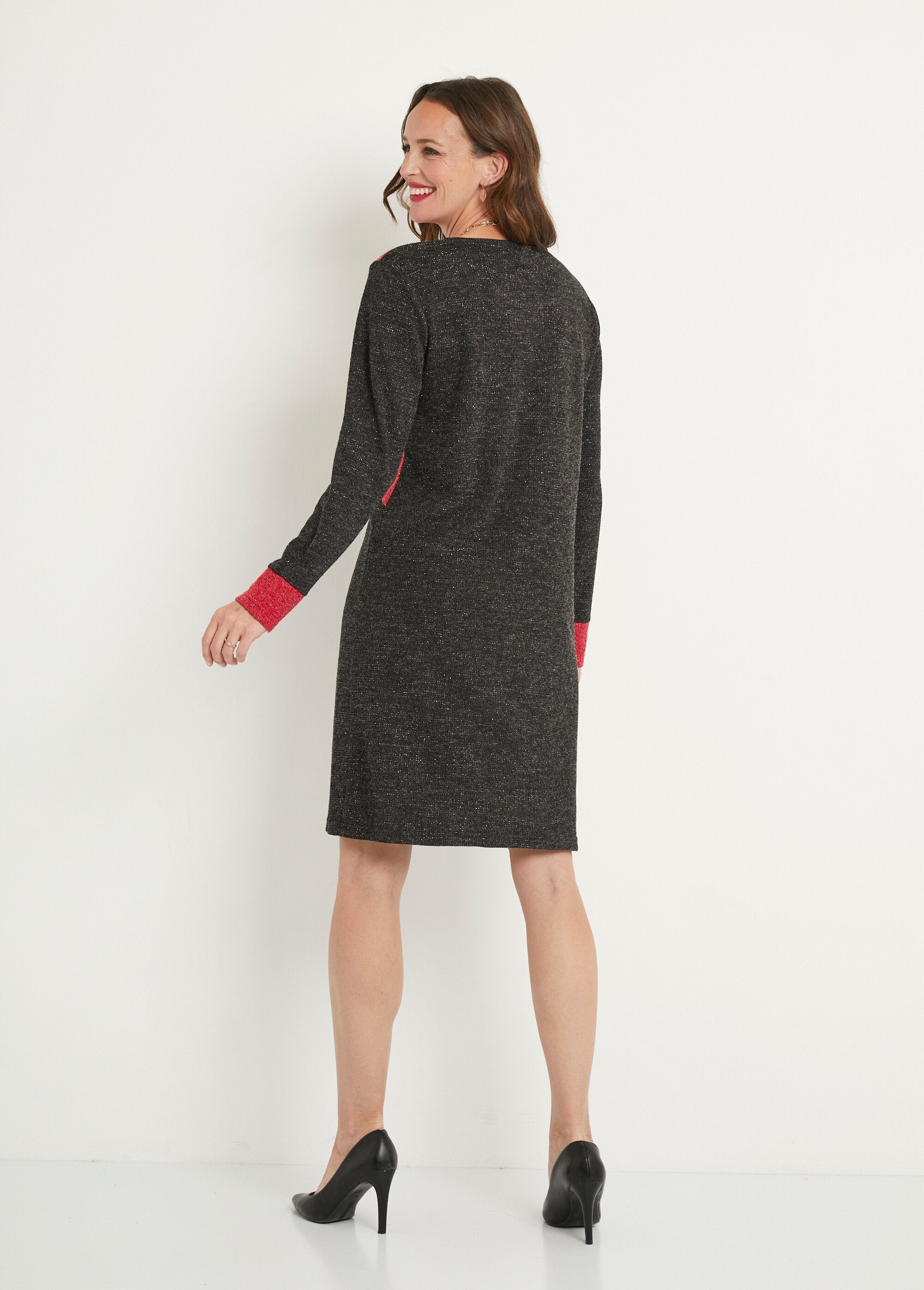 Korte_rechte_jurk_in_warm_breisel_met_ronde_hals_Noir_et_rouge_DO1_slim