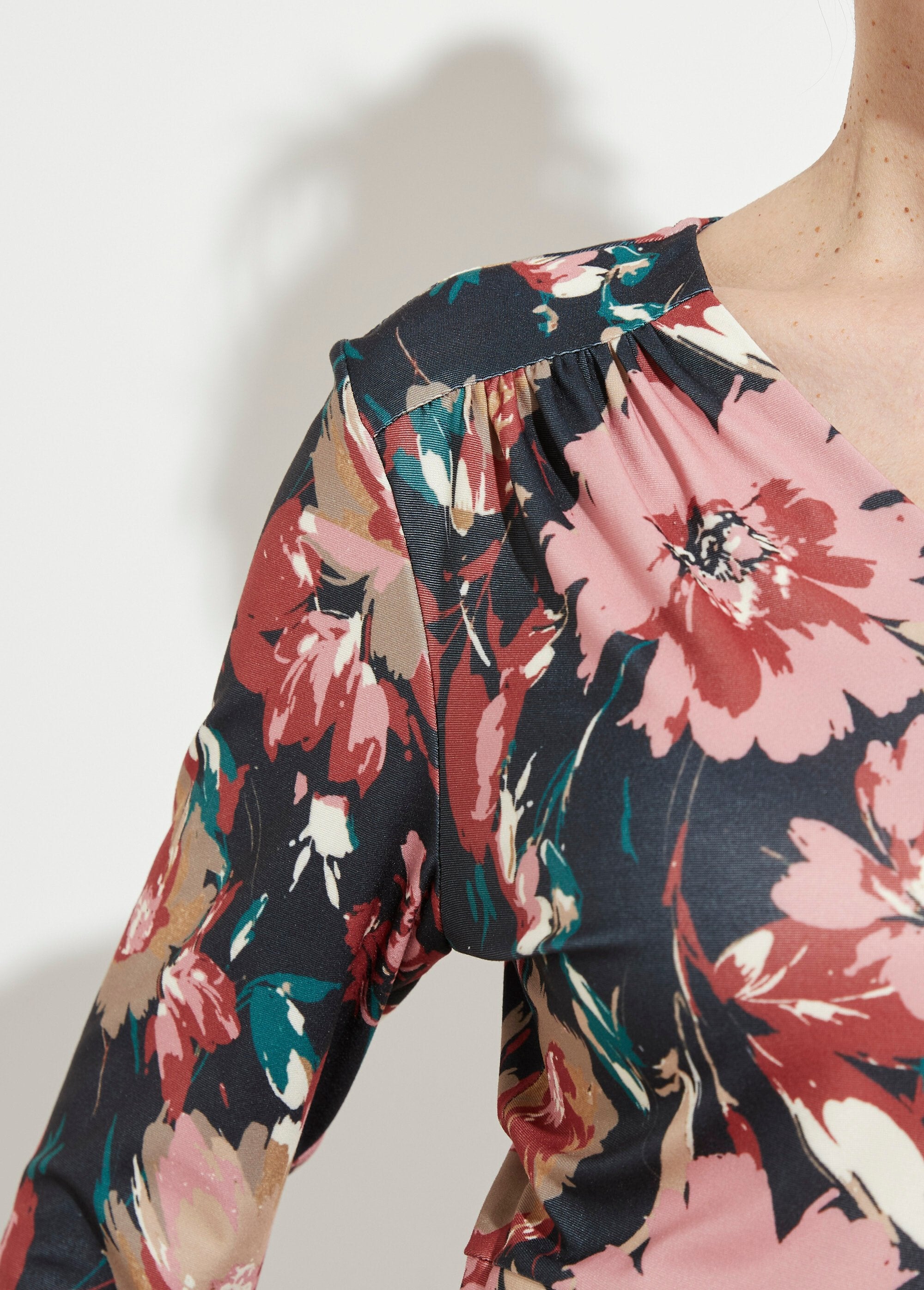 Robe_courte_évasée_col_V_imprimé_fleuri_Marine_et_beige_DE2_slim