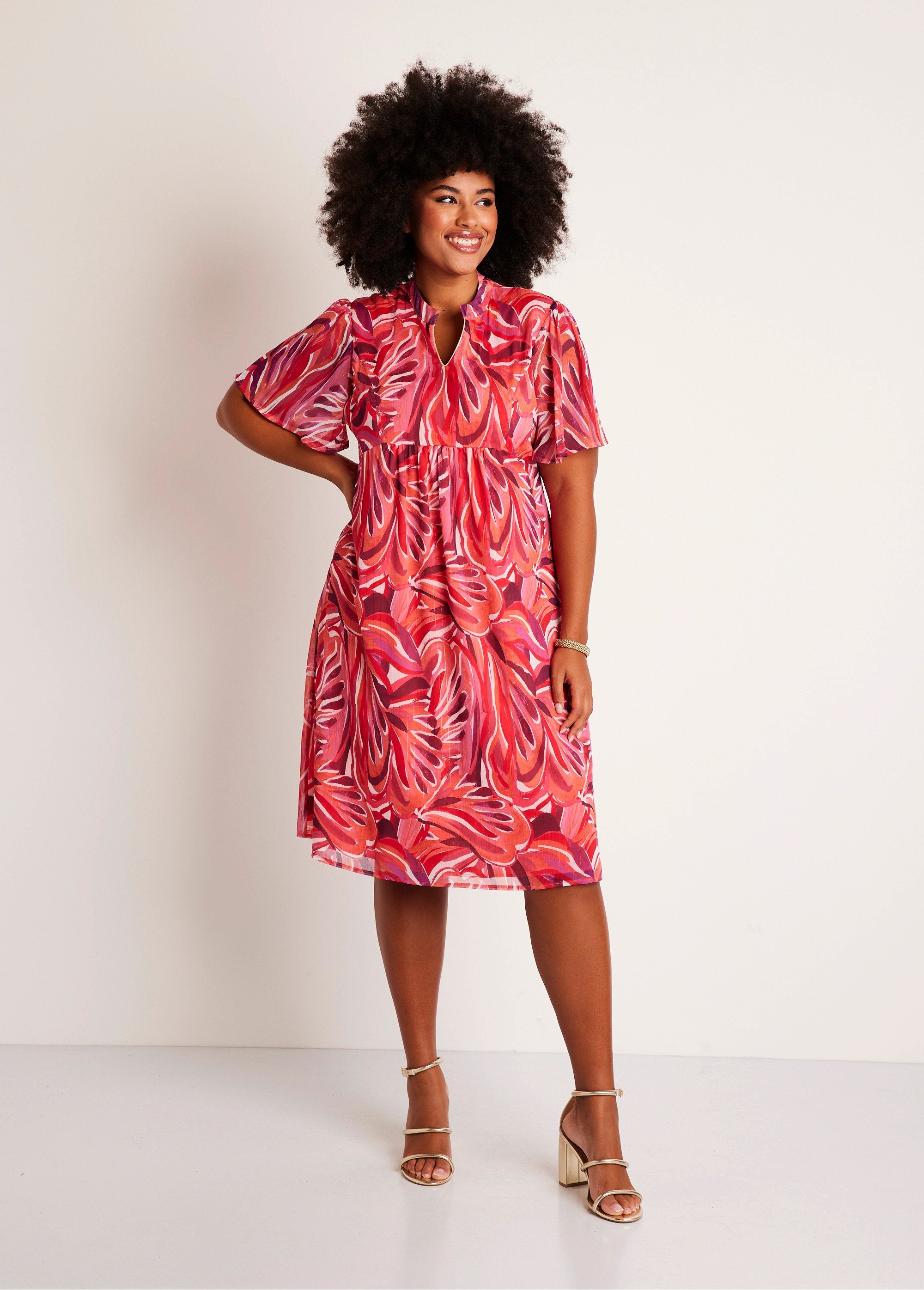 Korte_uitlopende_jurk_met_bladmotief_Fuchsia_en_roze_FA1_curvy