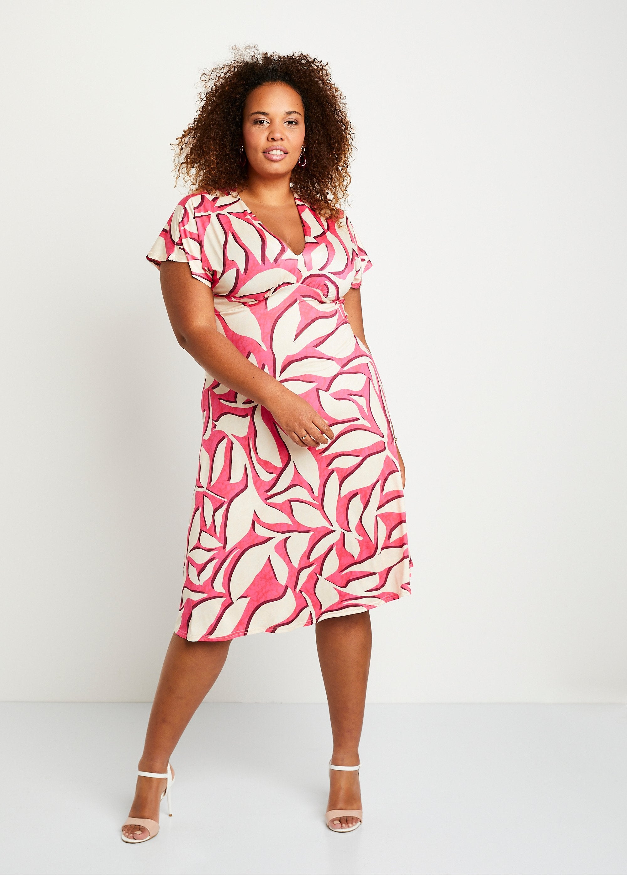 Vestido_corto_evasé_estampado_de_hojas_Rosa_y_crudo_FA1_curvy