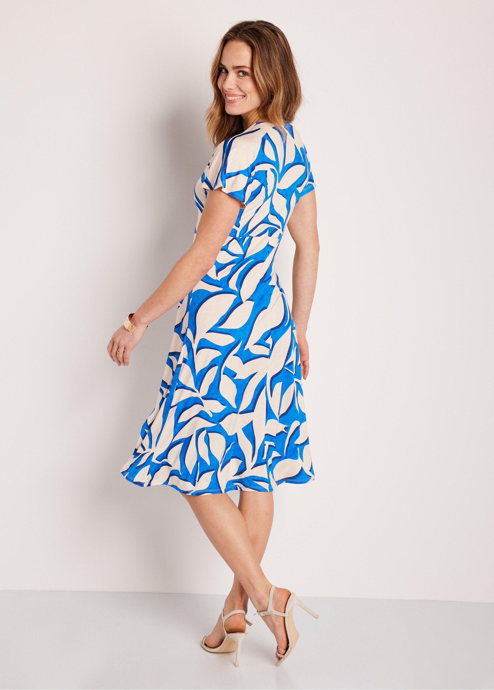 Robe_courte_évasée_motif_feuilles_Bleu_et_ecru_DO1_slim