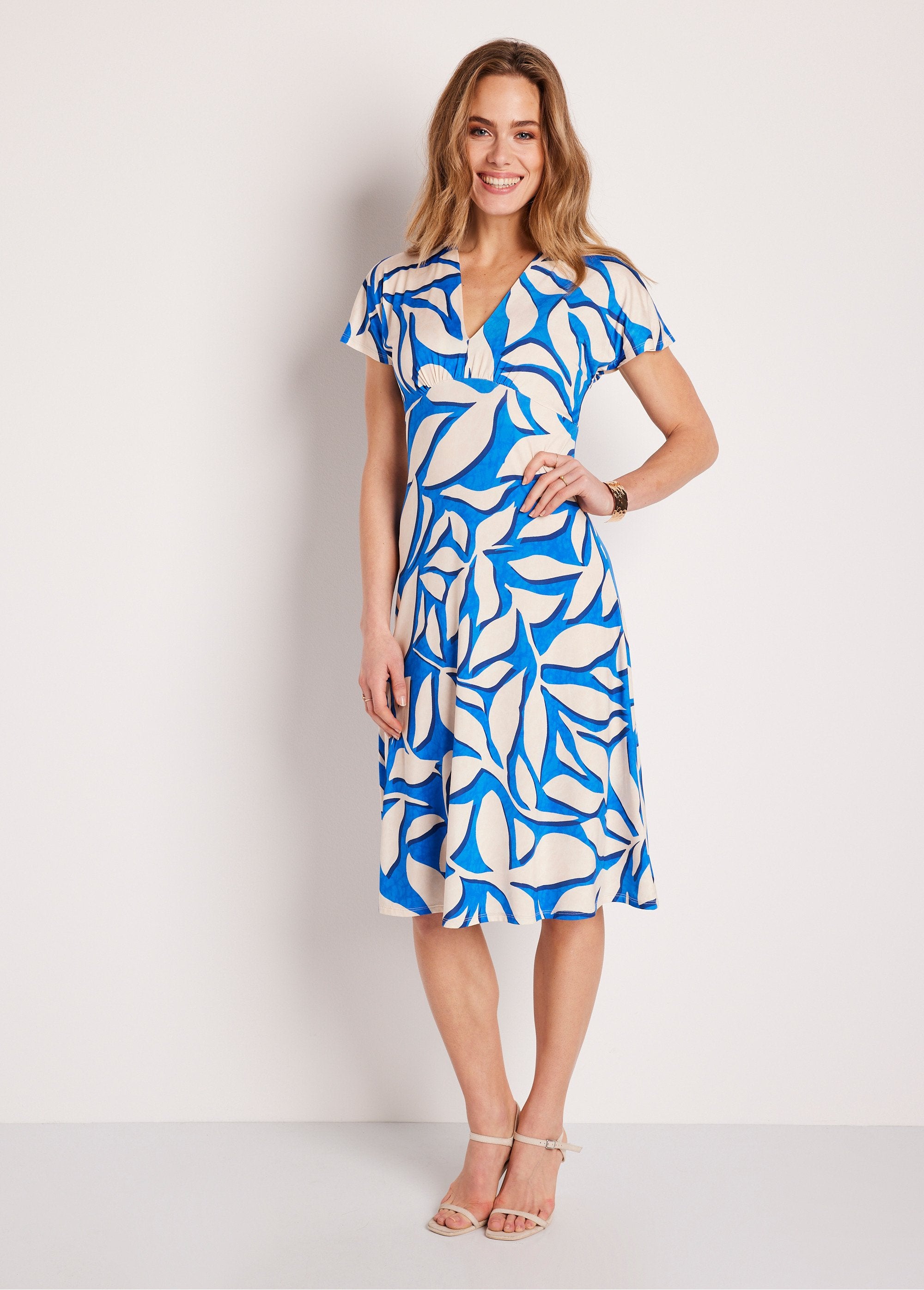 Robe_courte_évasée_motif_feuilles_Bleu_et_ecru_FA1_slim