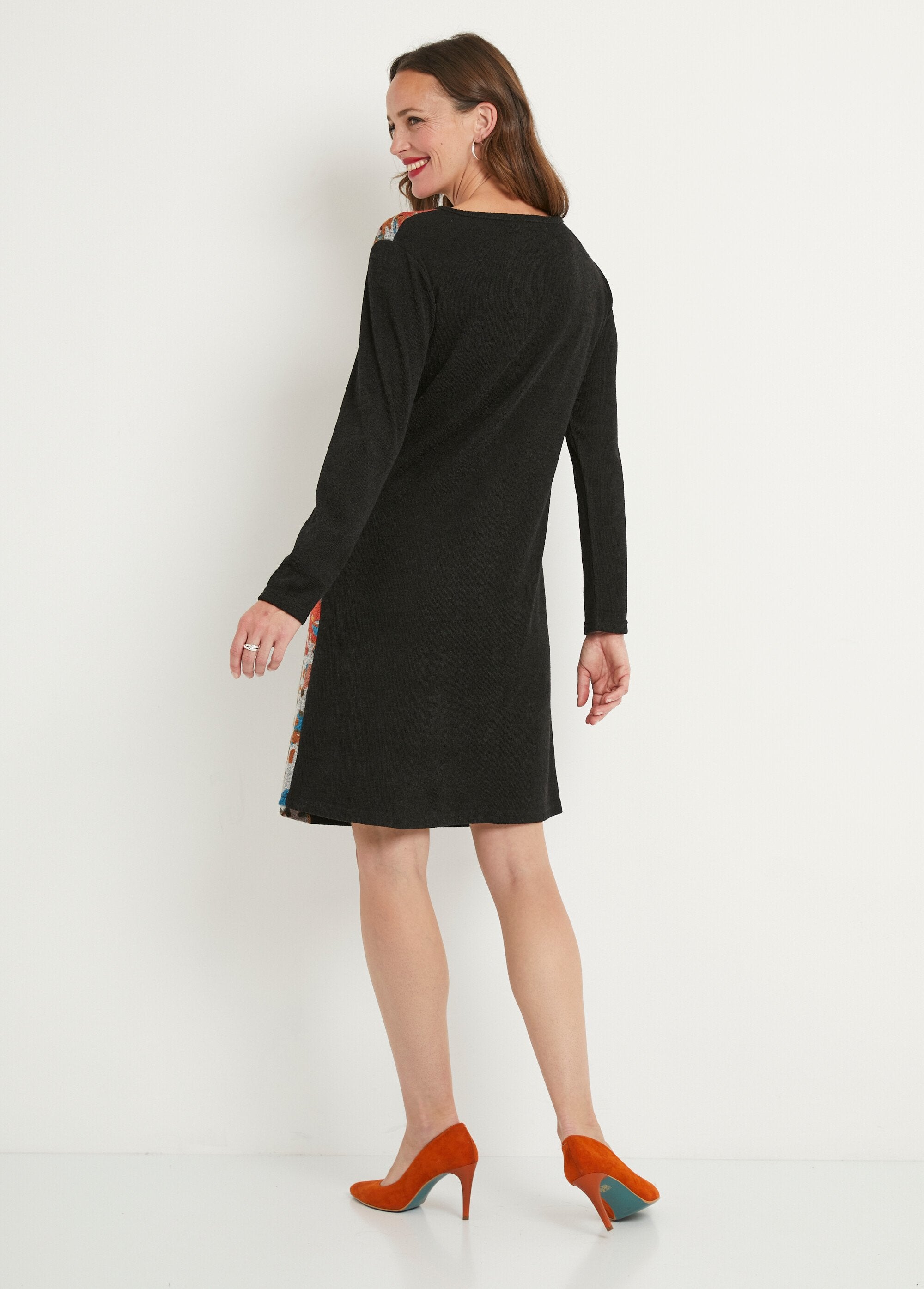 Robe_courte_maille_fantaisie_col_rond_Fond_noir_DO1_slim