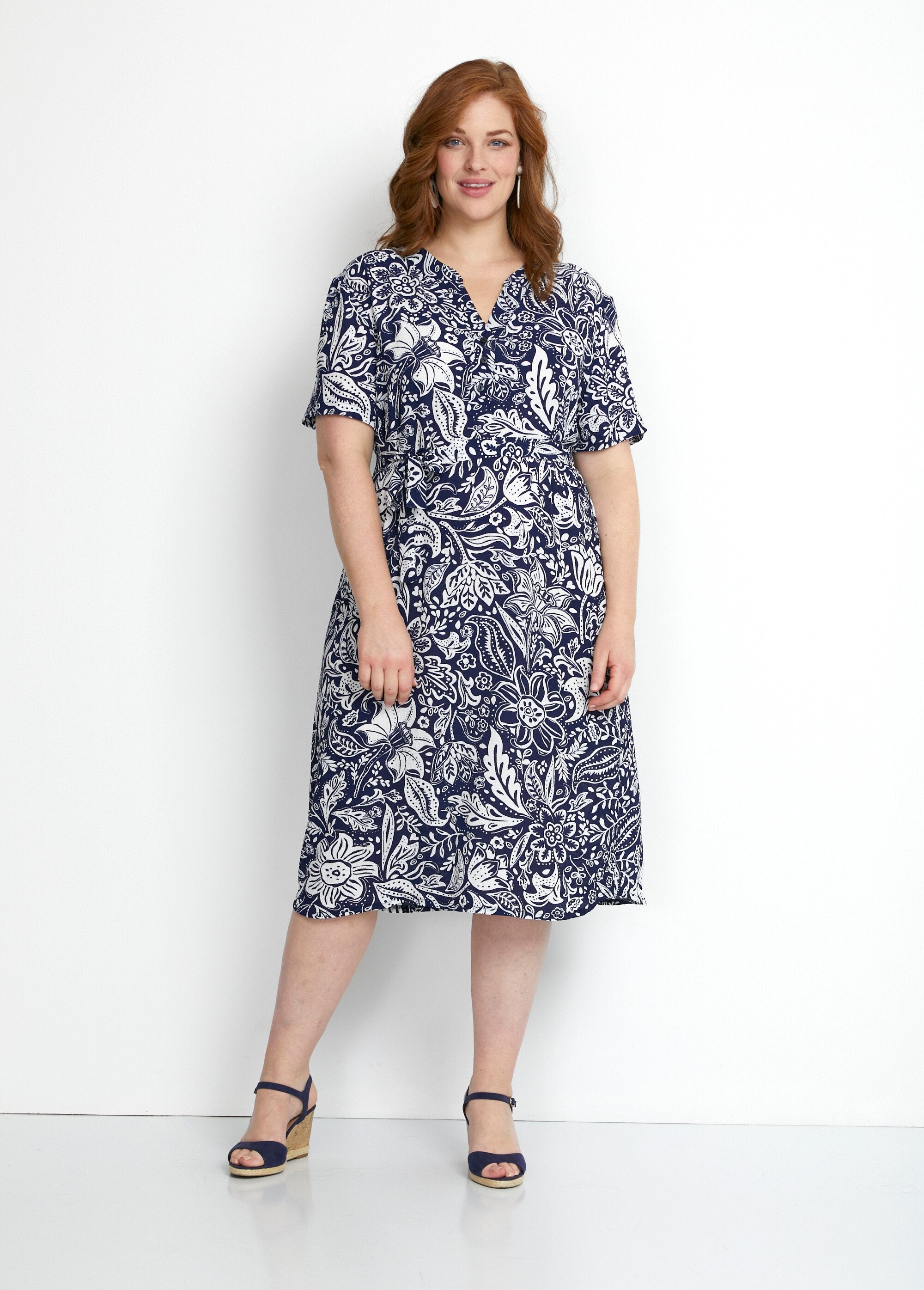 Korte_jurk_in_tweekleurige_reliëfstof_Bleu_et_blanc_FA1_curvy