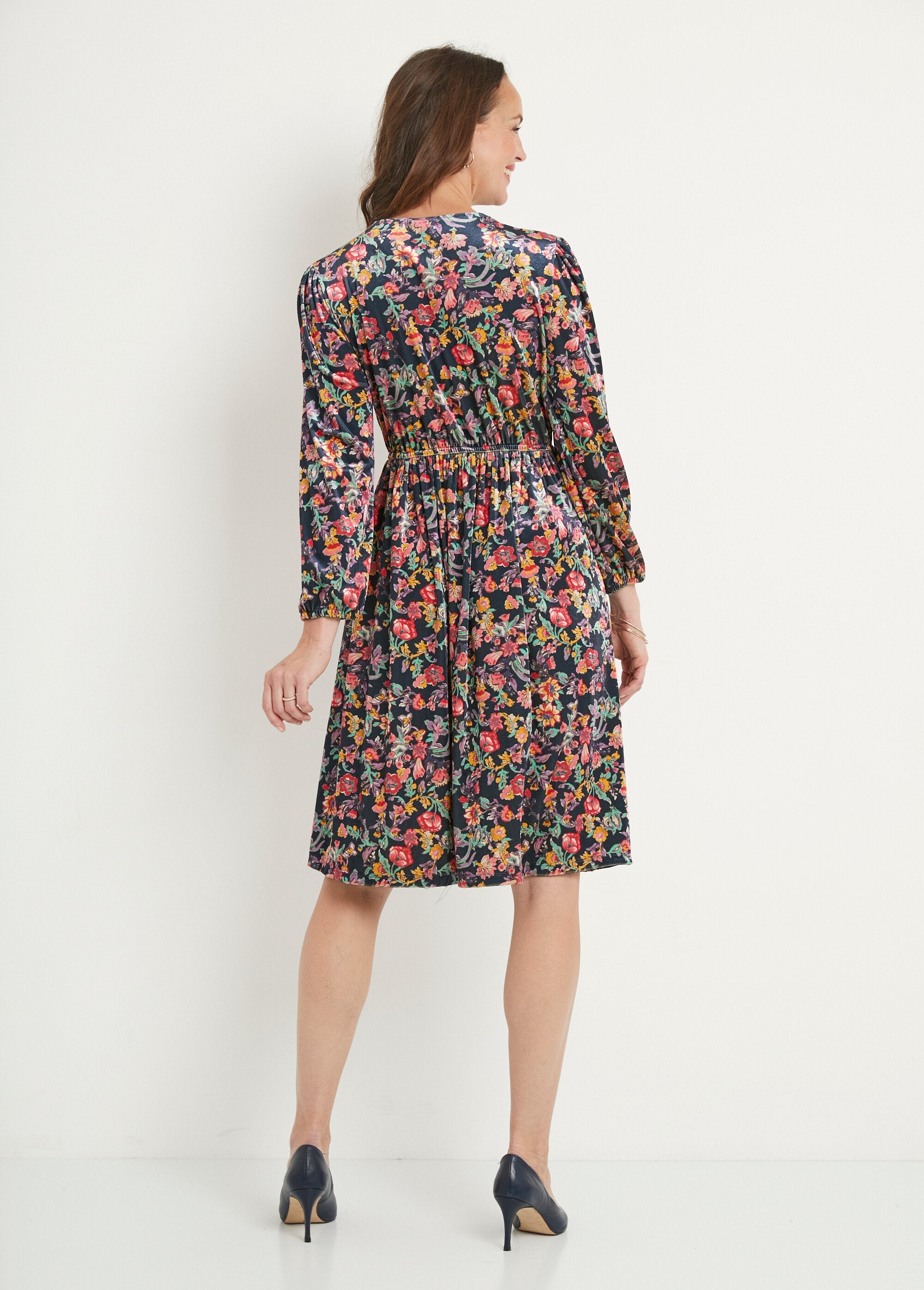 Robe_courte_velours_ras_fleuri_col_V_évasée_Marine_et_rose_DO1_slim