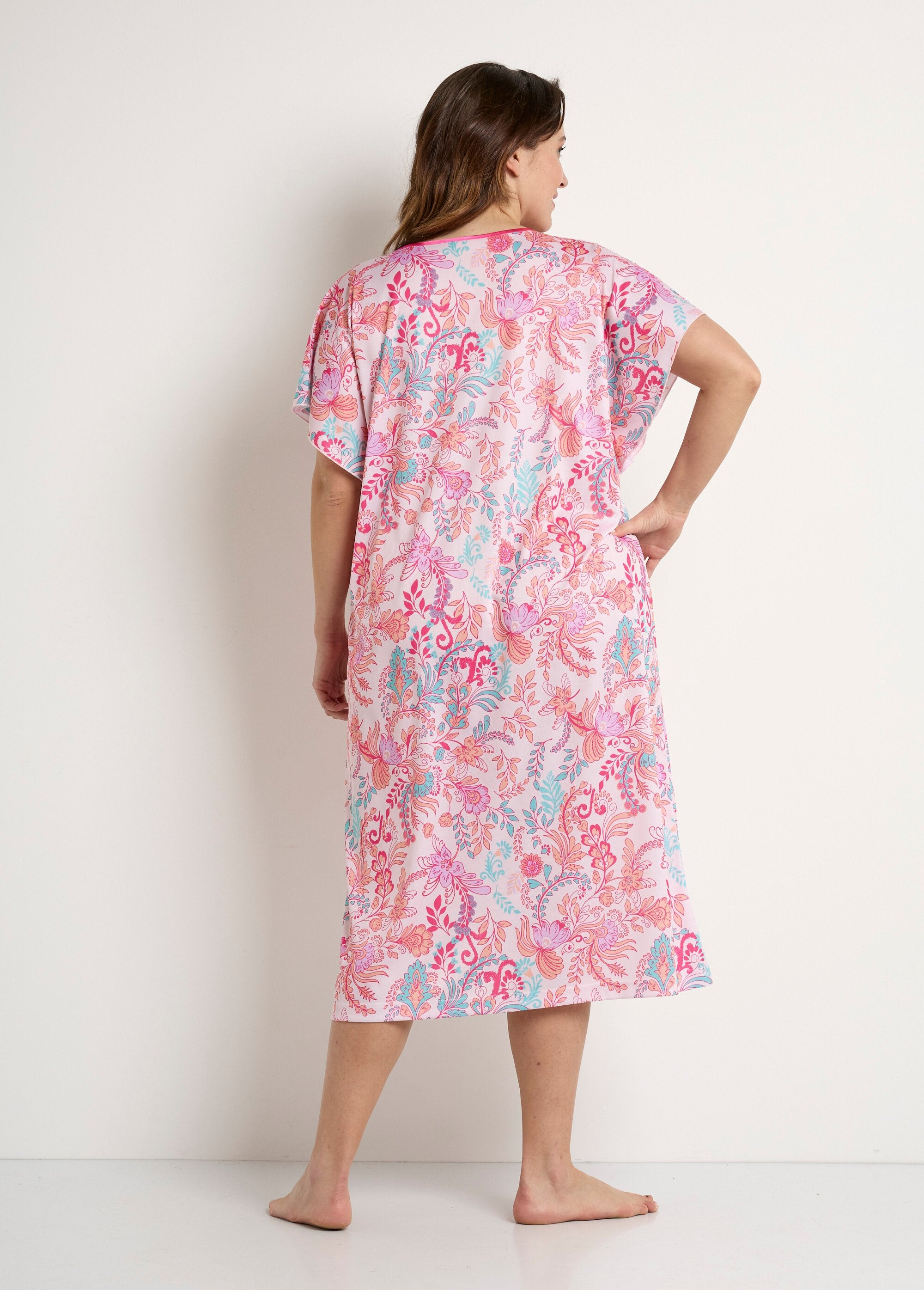 Robe_d'hôtesse_longue_satinée_imprimé_floral_Fond_rose_DO1_curvy