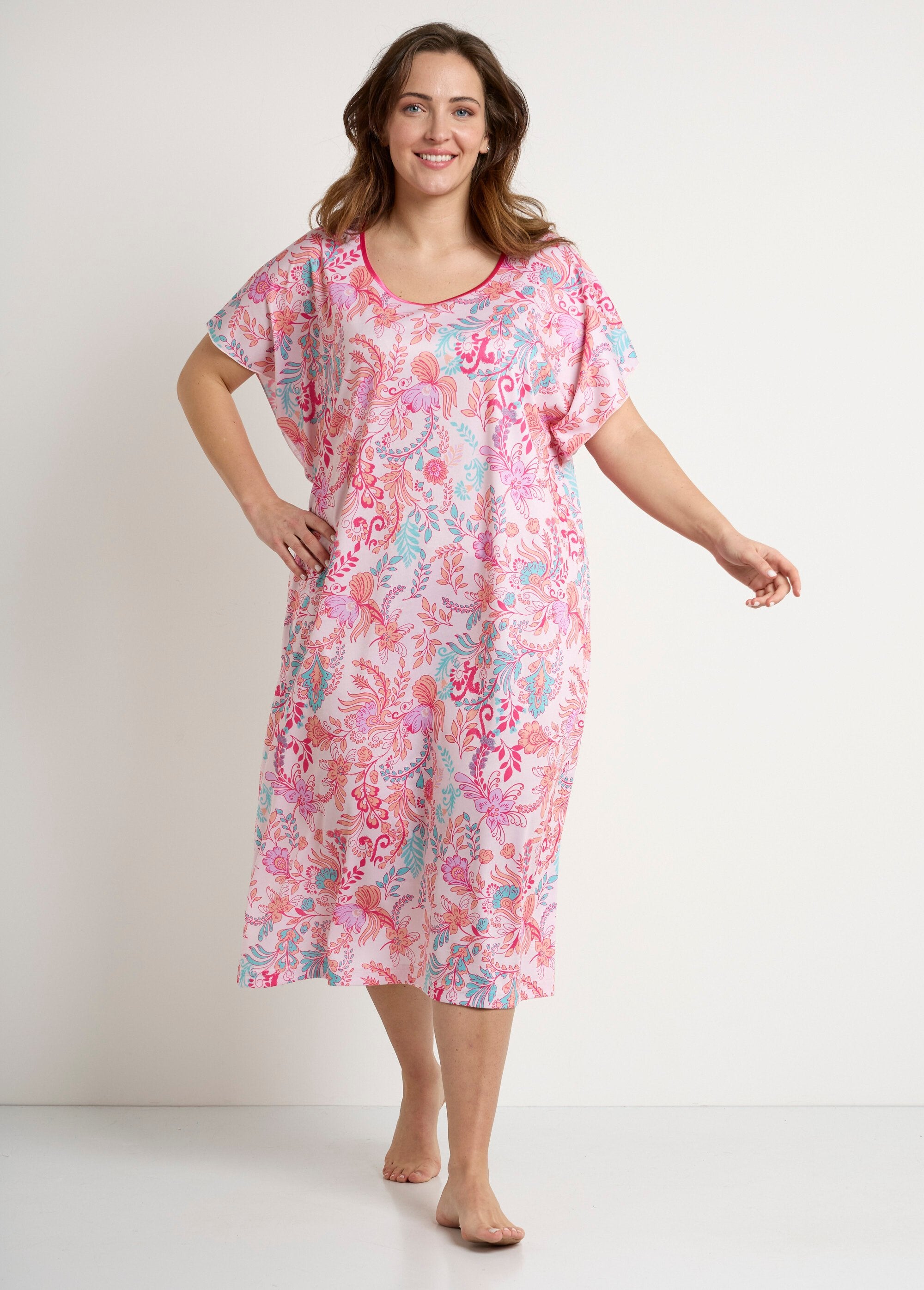 Robe_d'hôtesse_longue_satinée_imprimé_floral_Fond_rose_FA1_curvy