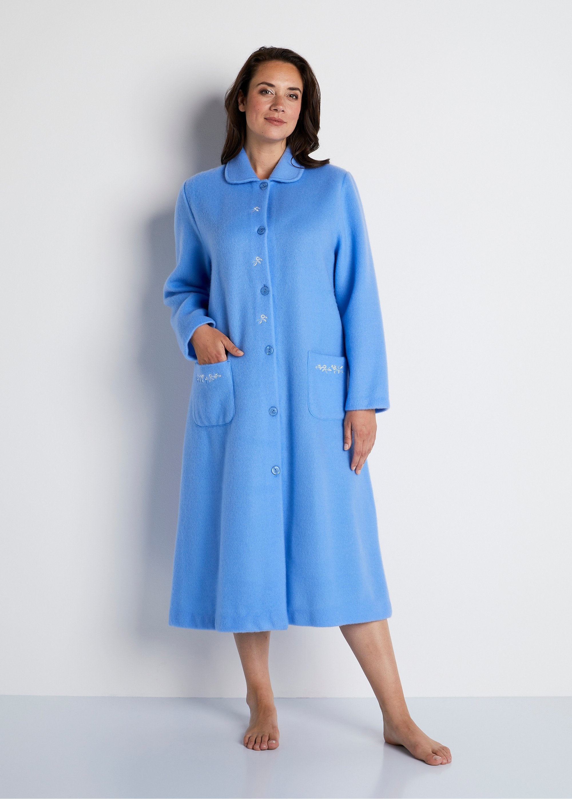 Peignoir_robe_de_chambre_brodé_en_Courtelle_Bleu_FA1_curvy