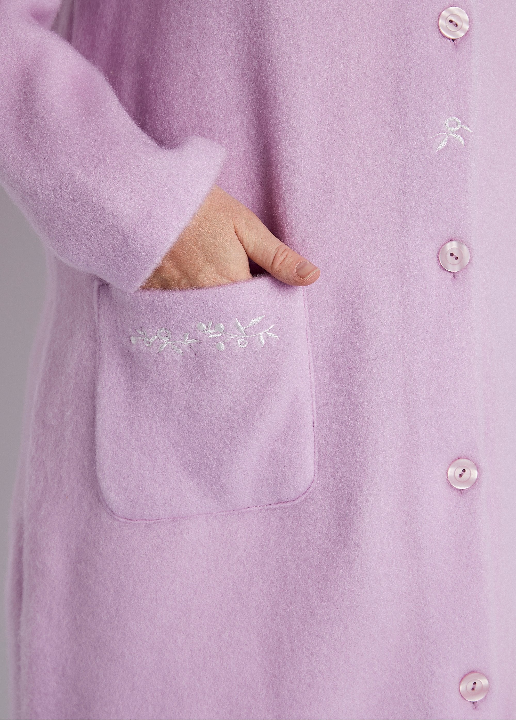 Courtelle_embroidered_dressing_gown_bathrobe_Lilac_DE2_curvy