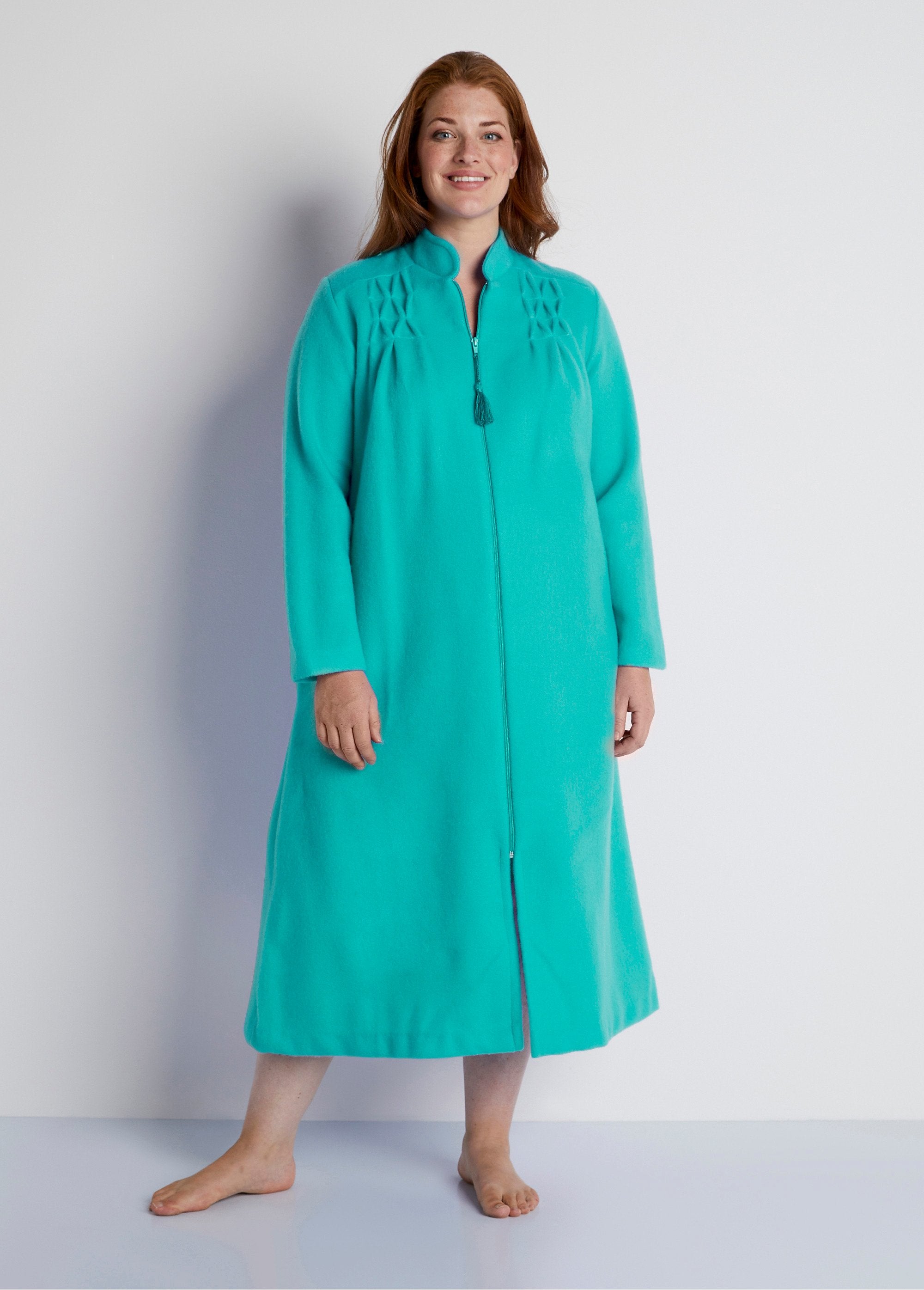 Courtelle®_zipped_knit_bathrobe_Green_FA1_curvy