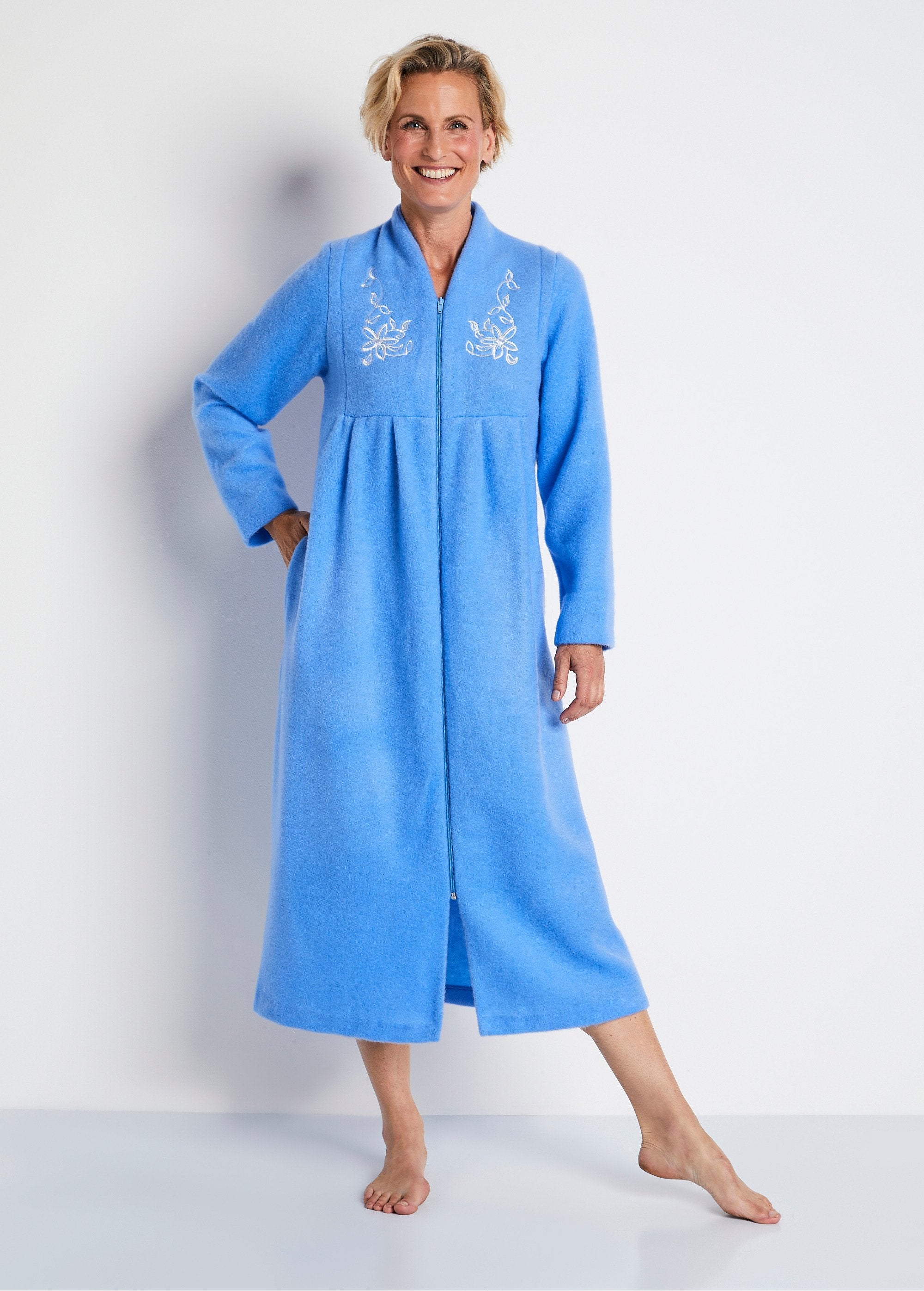 Robe_de_chambre_zippée_et_brodée_Bleu_FA1_slim