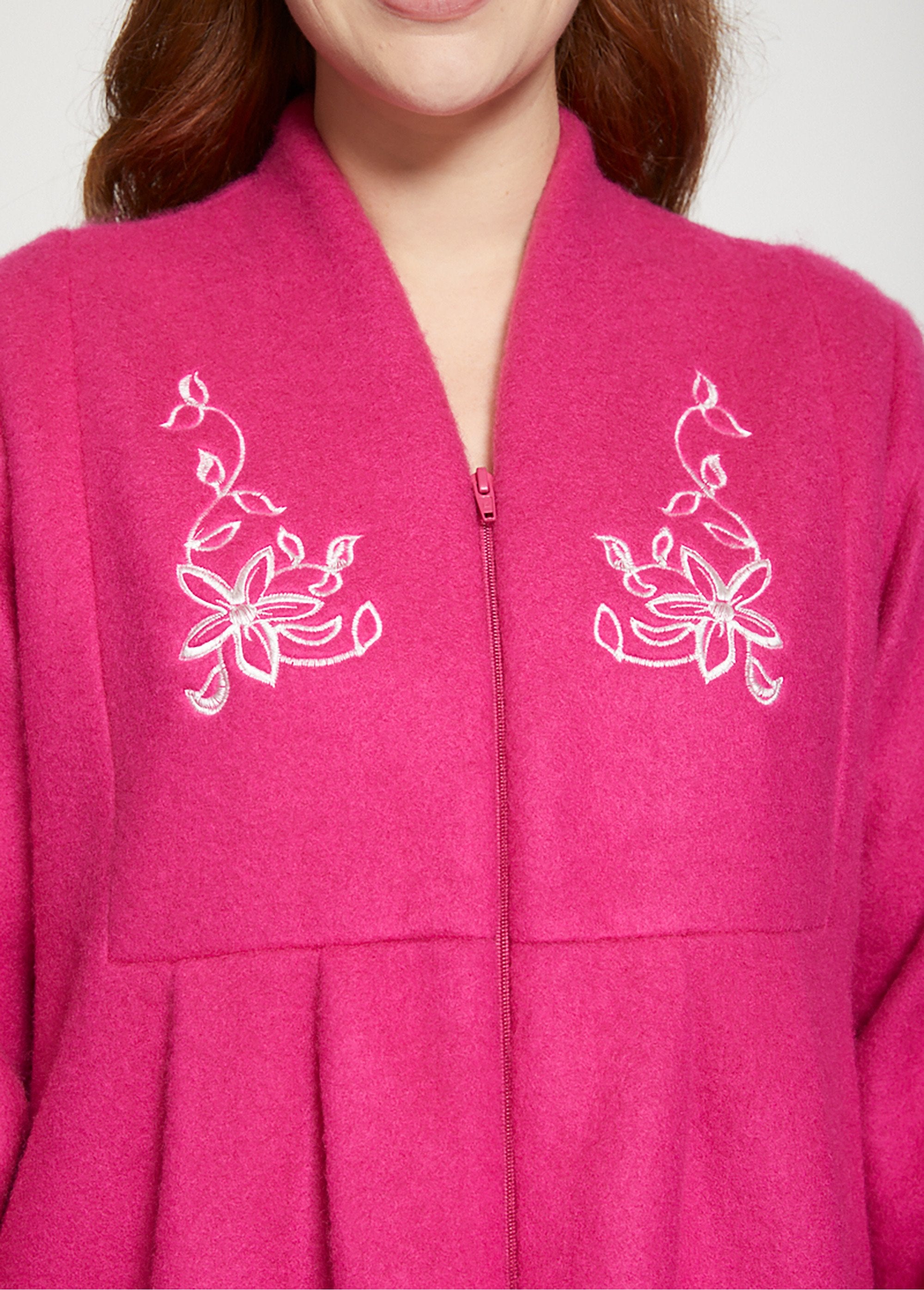 Robe_de_chambre_zippée_et_brodée_Fuschia_DE1_curvy