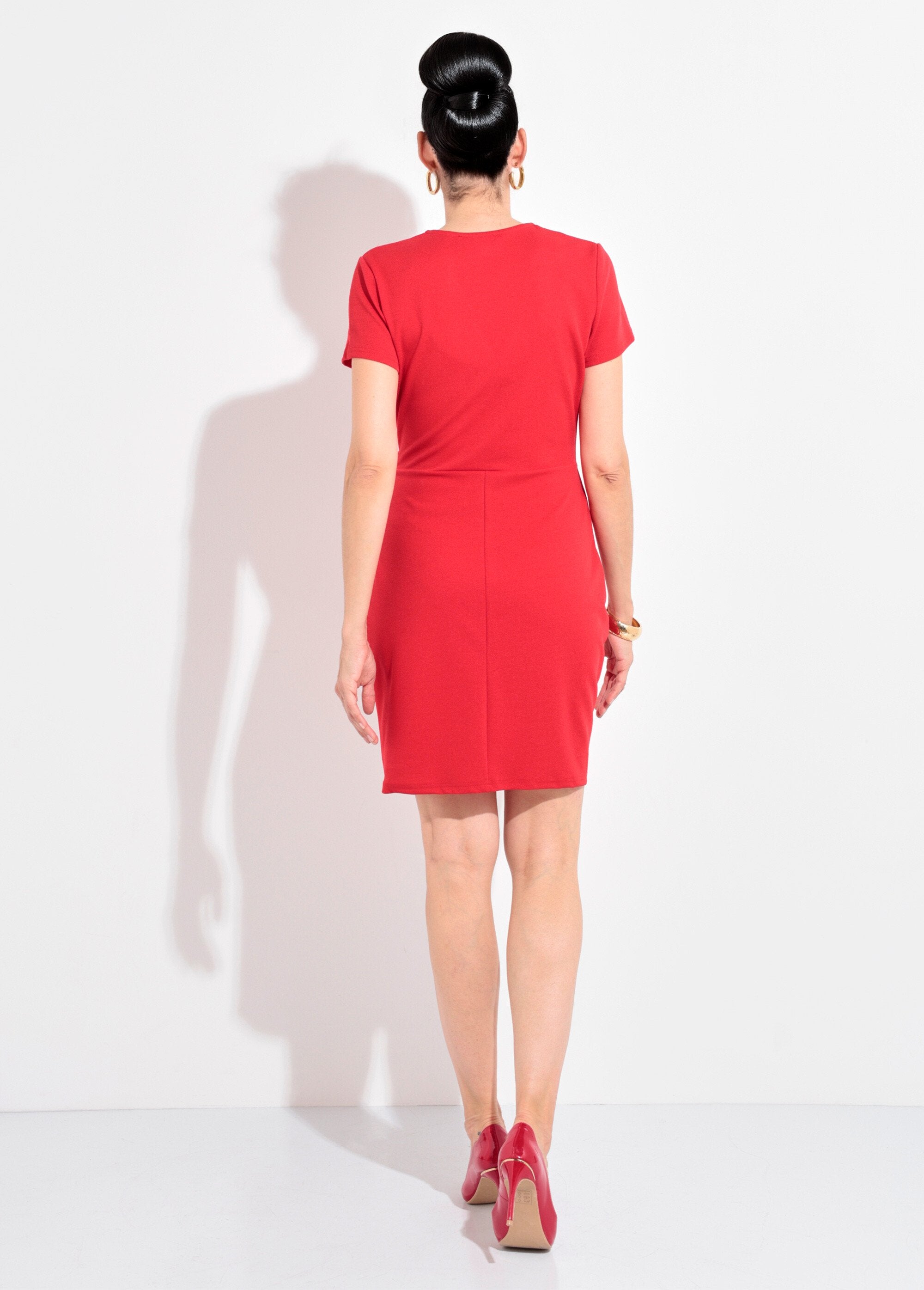 Gedrapeerde_crêpe_gebreide_jurk_met_juwelendetail_Rouge_DO1_slim