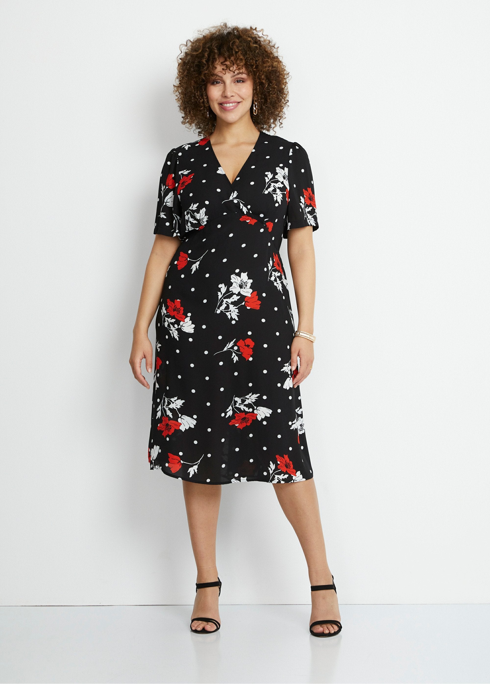 Vestido_corto_recto_floral_Fondo_negro_FA1_curvy