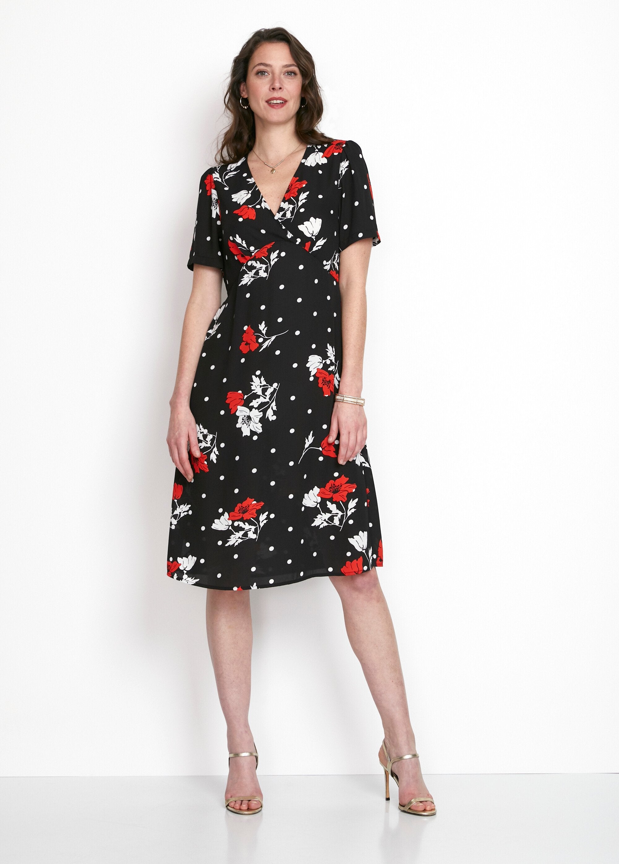 Vestido_corto_recto_floral_Fondo_negro_FA1_slim