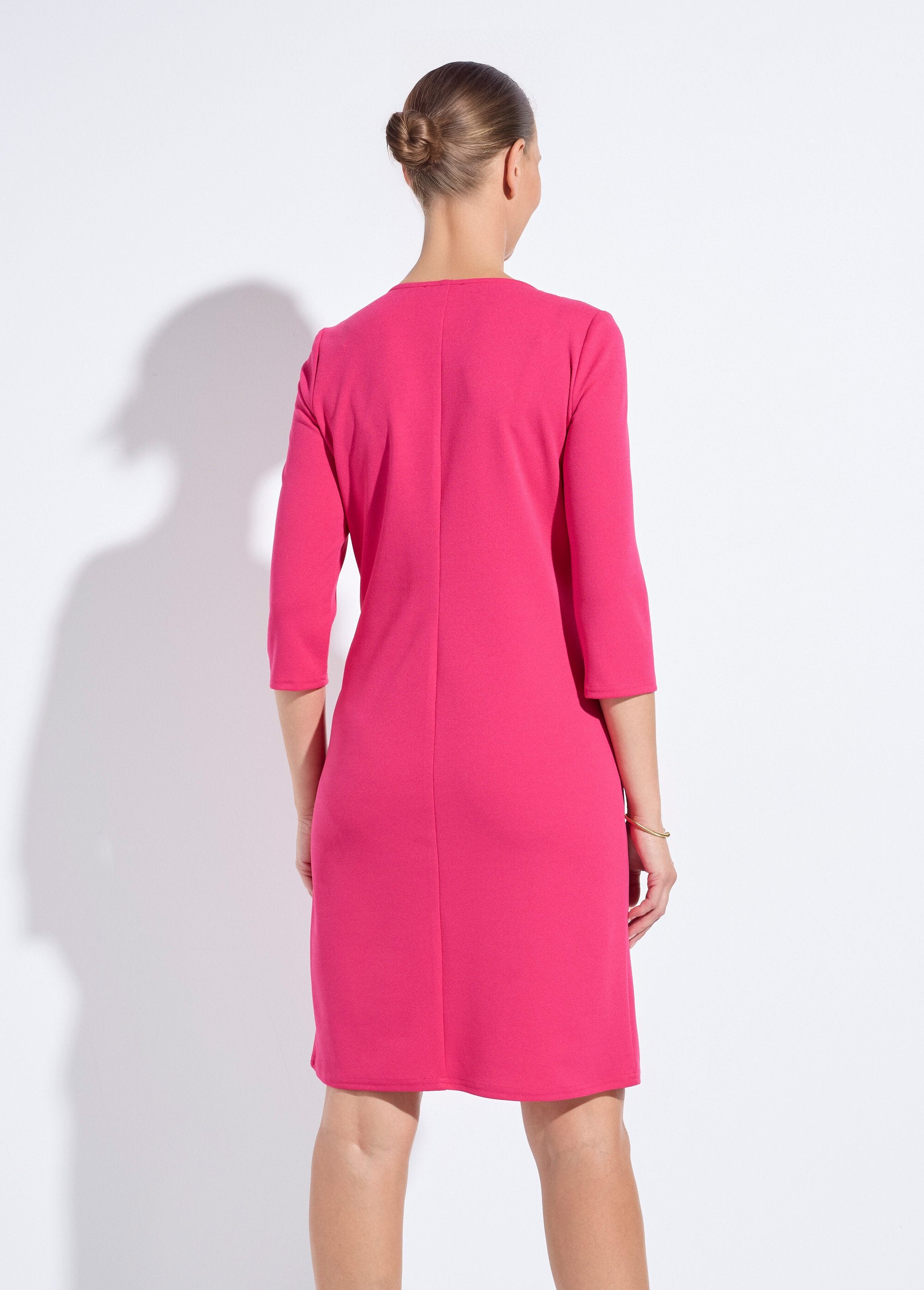 Rechte_jurk_met_3/4_mouwen_in_zacht_breisel_Fuchsia_DO1_slim