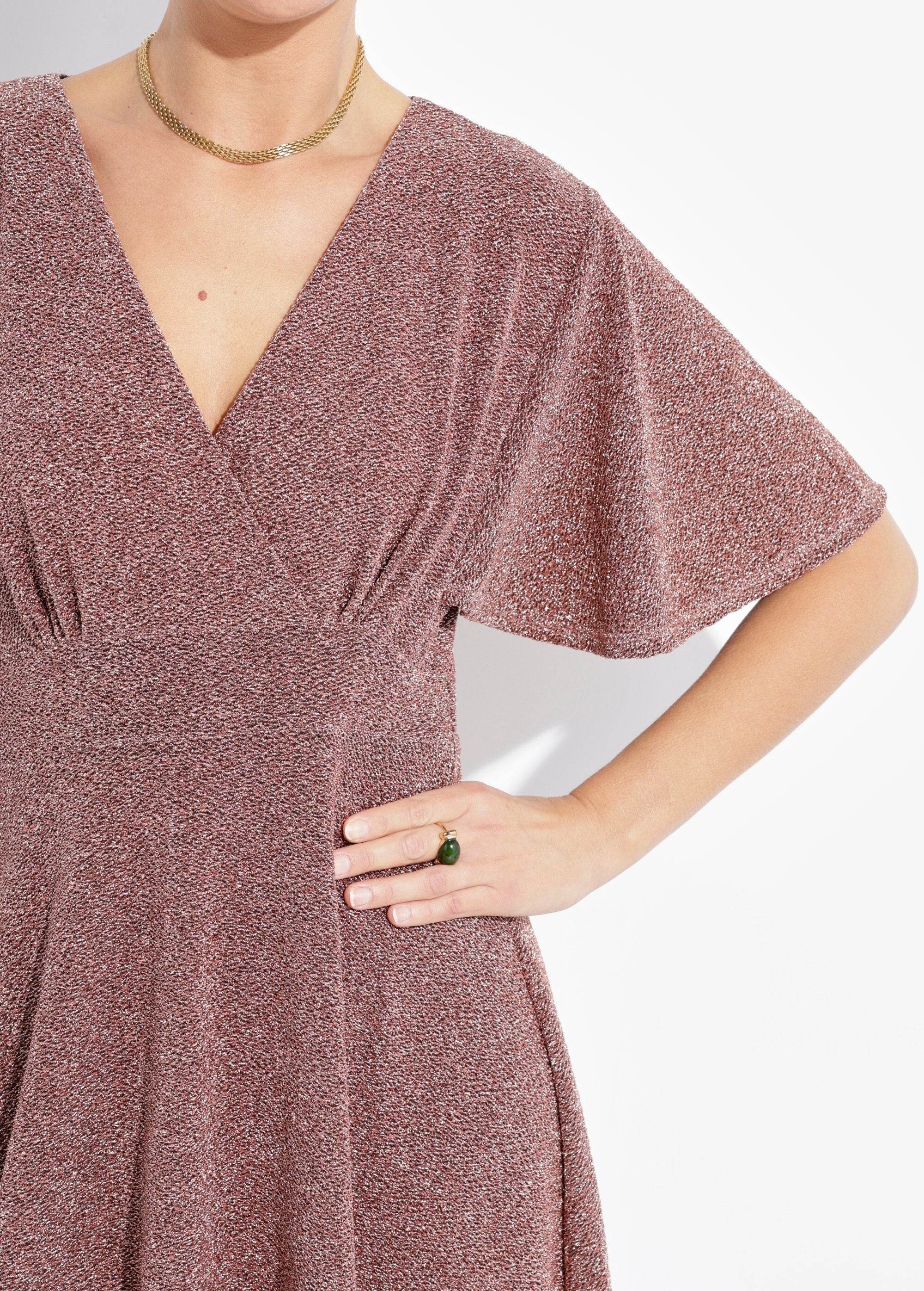 Uitlopende_jurk_met_V-hals_in_metallic_mesh_Cuivre_DE1_slim