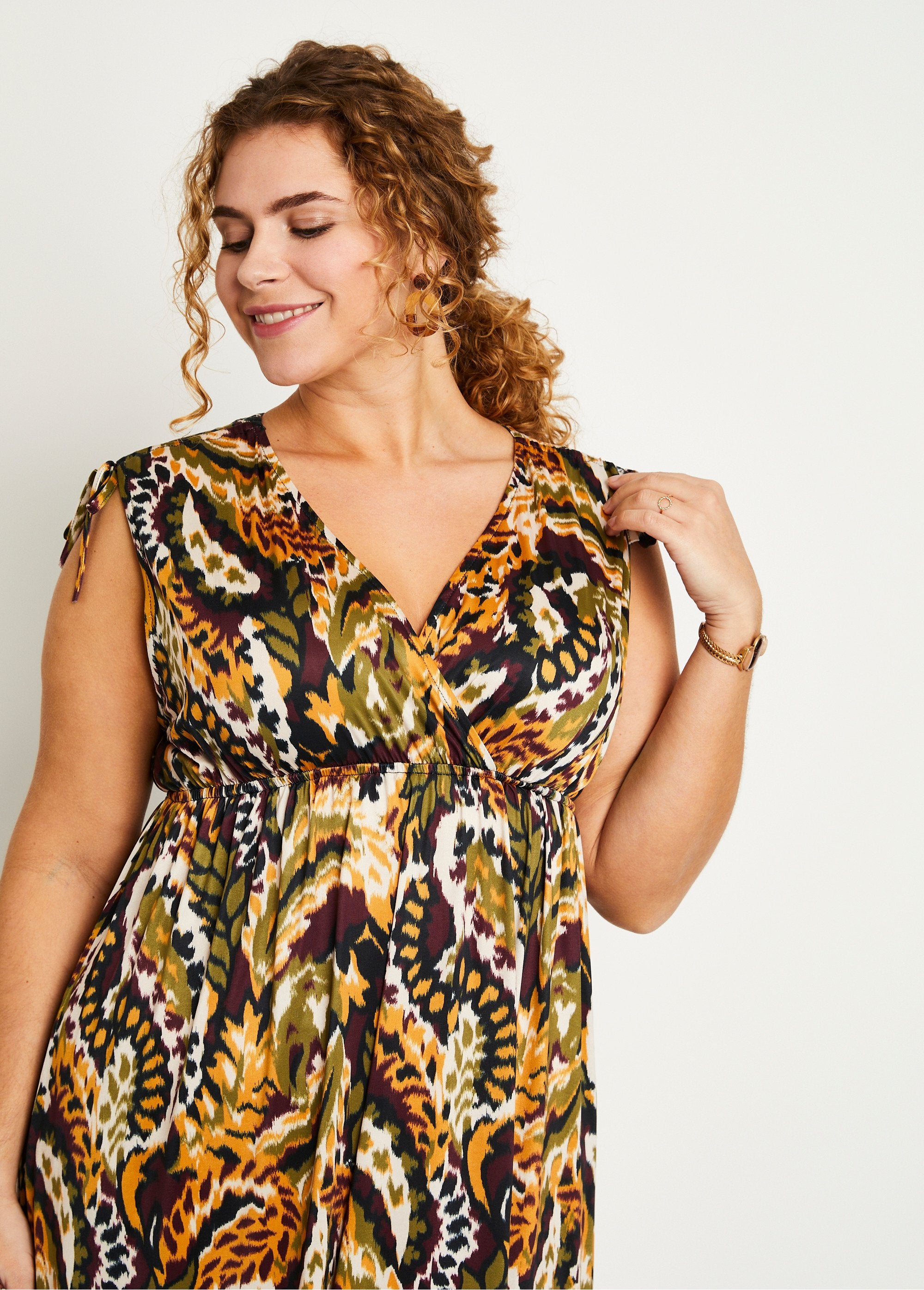 Vestido_largo_estampado_sin_mangas_con_cuello_en_V_Ocre_y_verde_DE1_curvy