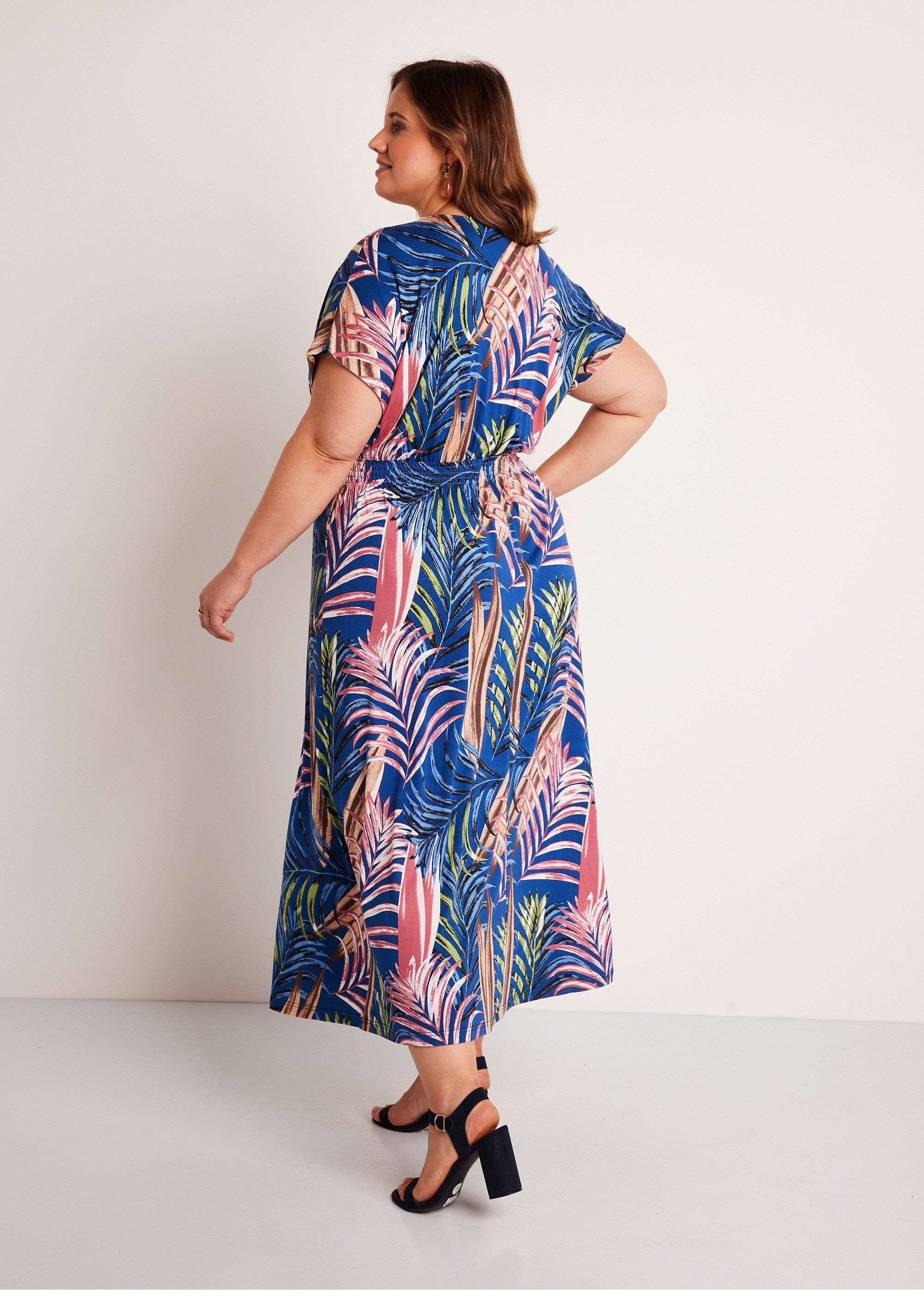 Uitlopende_maxi-jurk_met_tropische_print_Blauwe_Imp_DO1_curvy