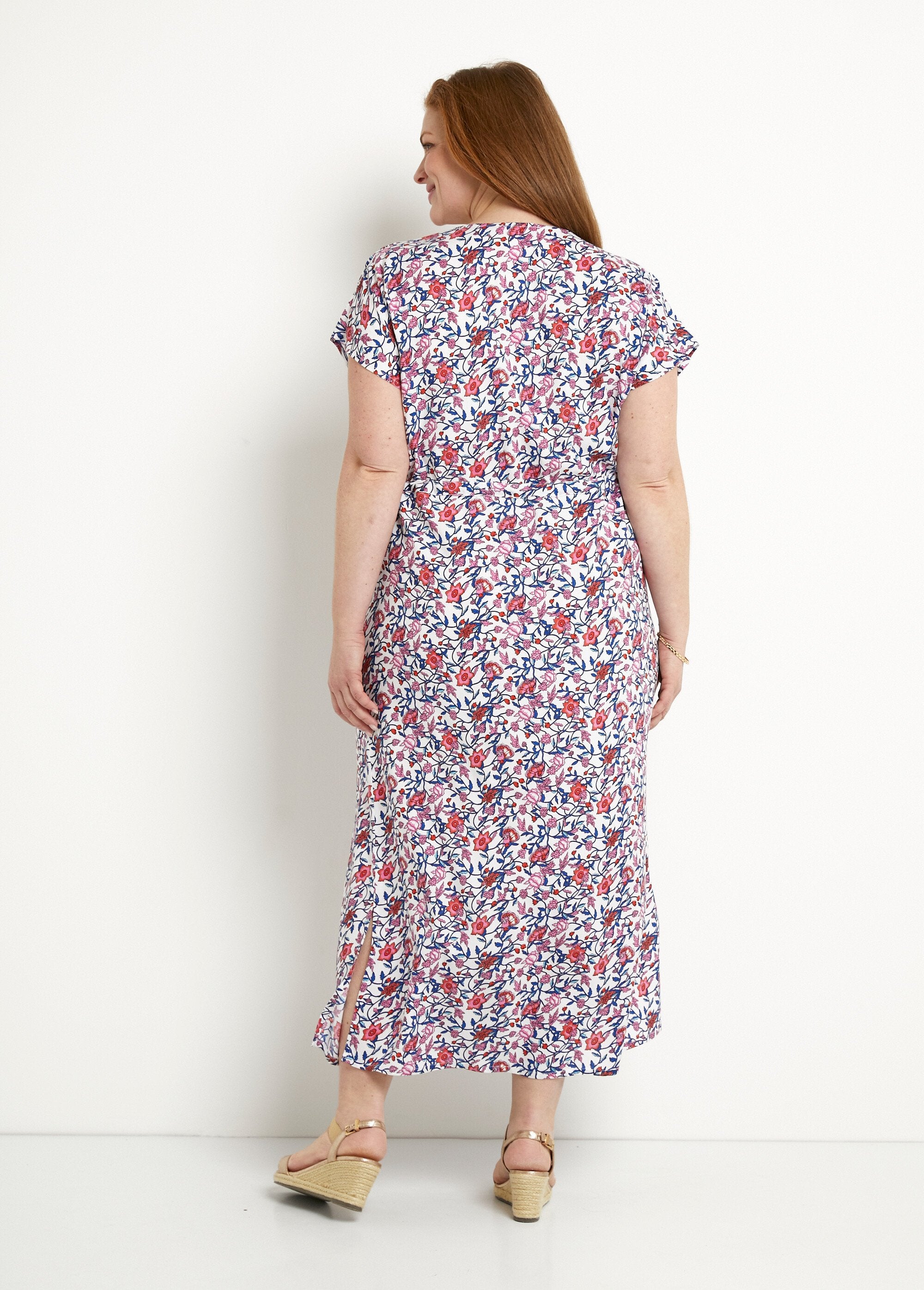 Gebloemde_wikkeljurk_met_korte_mouwen_Bleu_et_rose_DO1_curvy