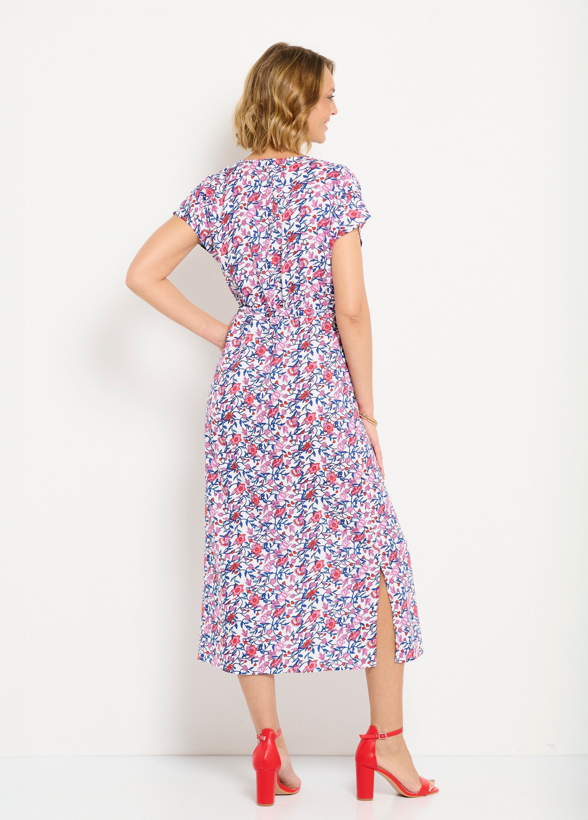 Gebloemde_wikkeljurk_met_korte_mouwen_Bleu_et_rose_DO1_slim