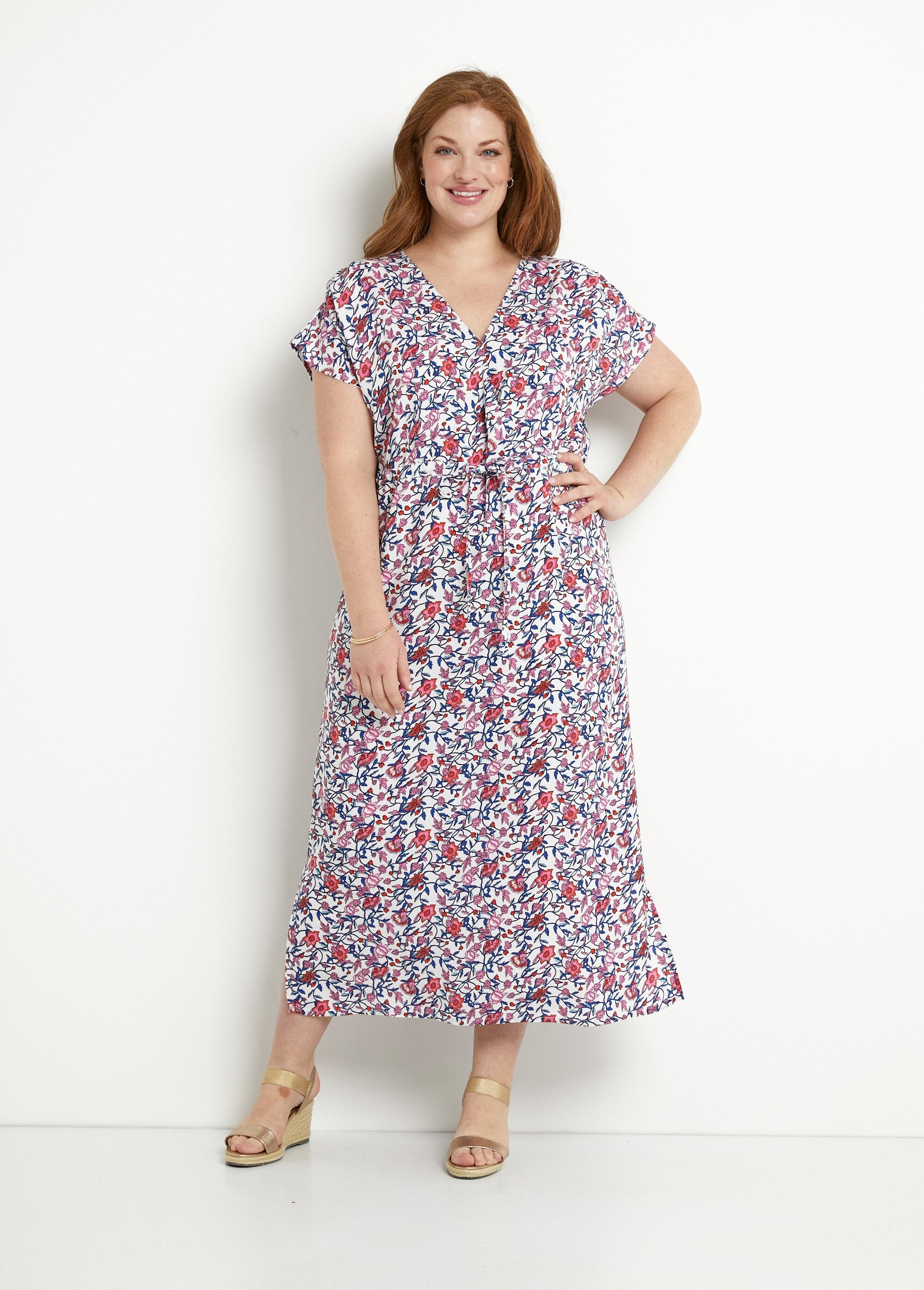 Gebloemde_wikkeljurk_met_korte_mouwen_Bleu_et_rose_FA1_curvy