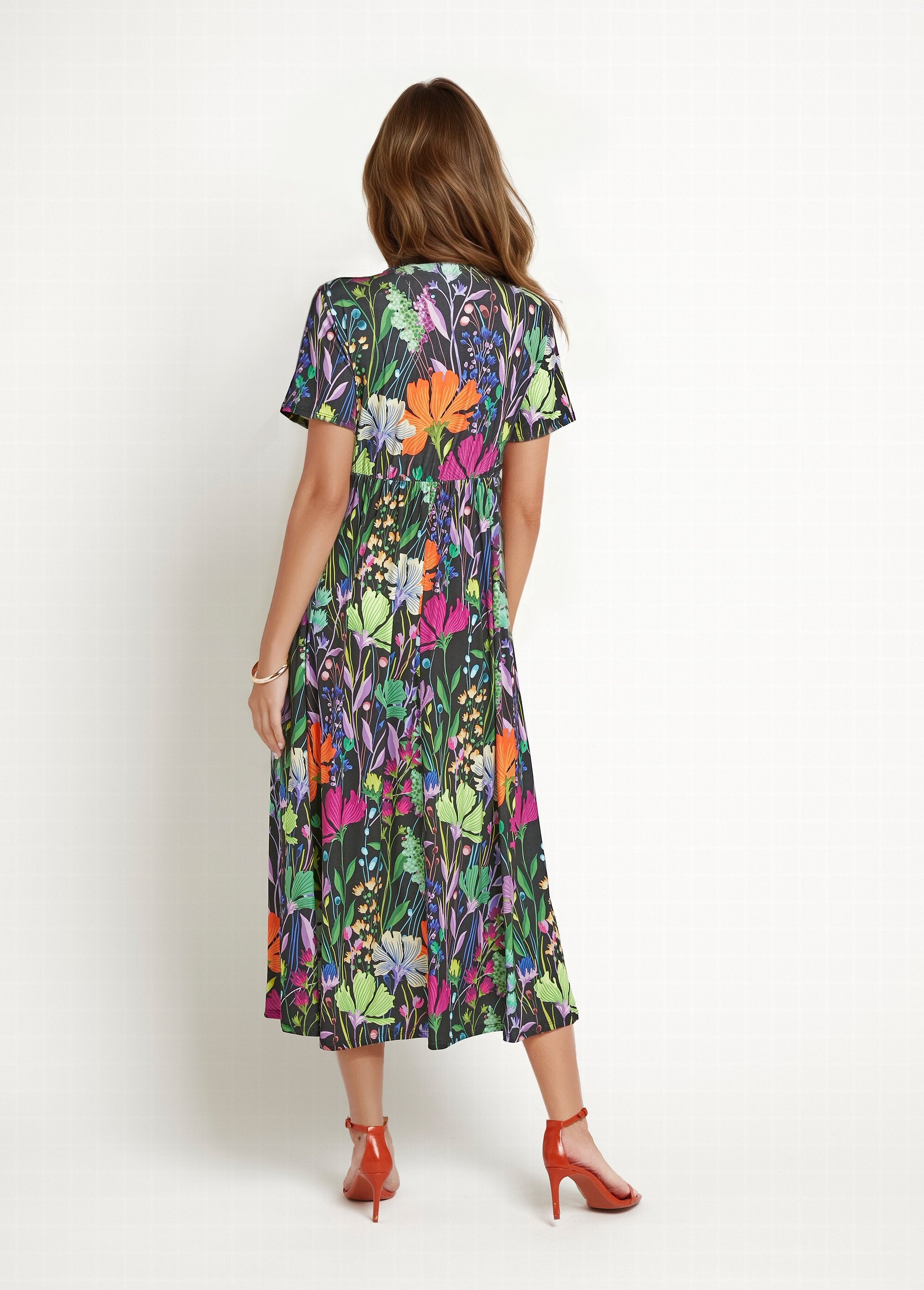 Long,_flowing_dress_with_short_sleeves_and_floral_print_Prints_black_background_DO1_slim