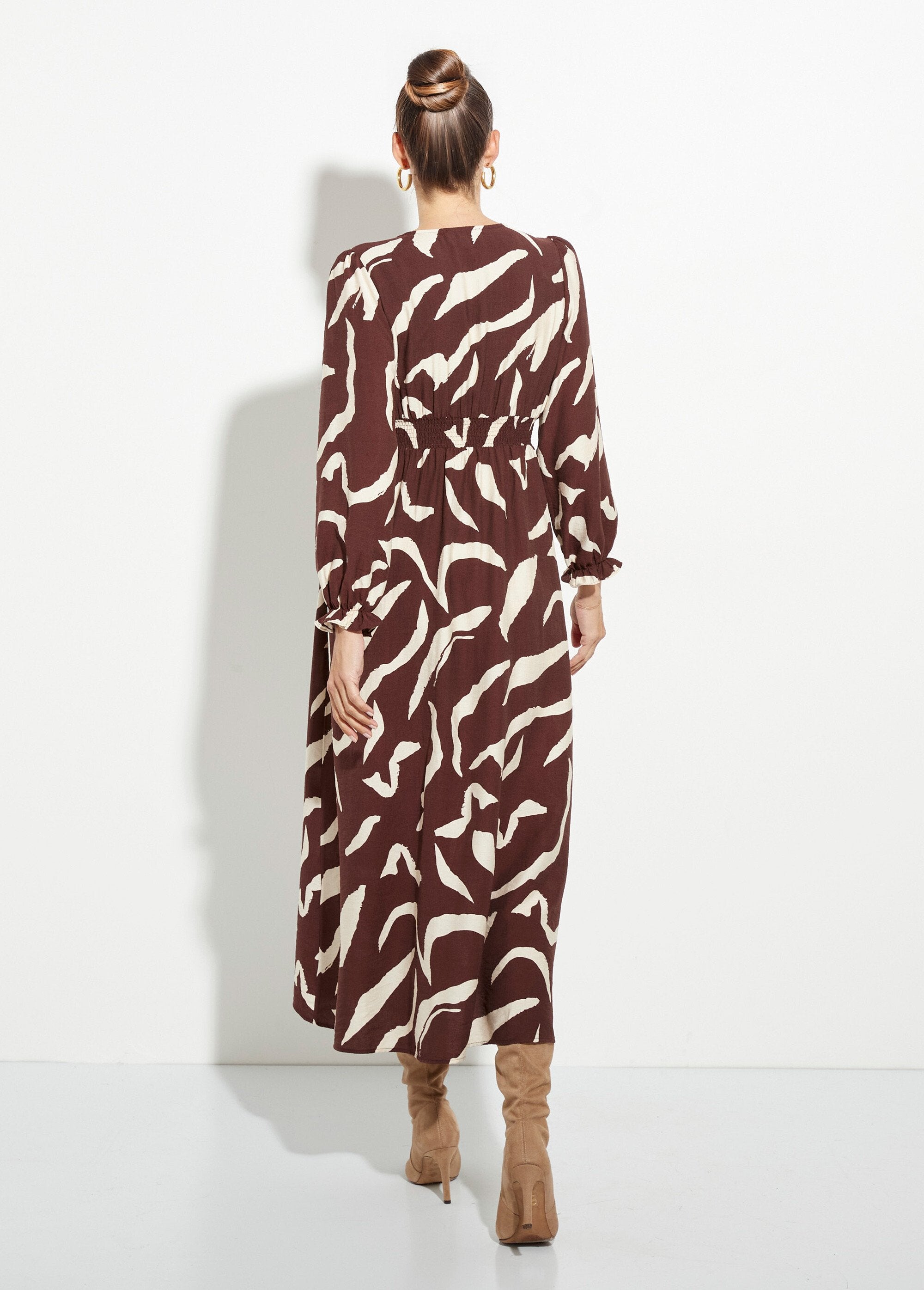 Lange_jurk_met_print,_geplooide_taille,_V-hals_Marron_DO1_slim