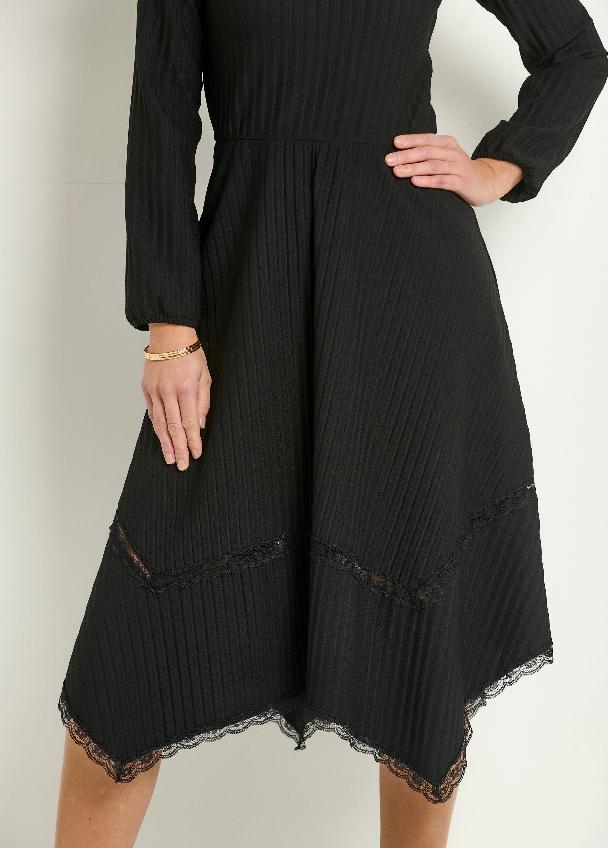 V-hals_geplooide_maxi_jurk_met_kanten_details_Noir_DE2_slim