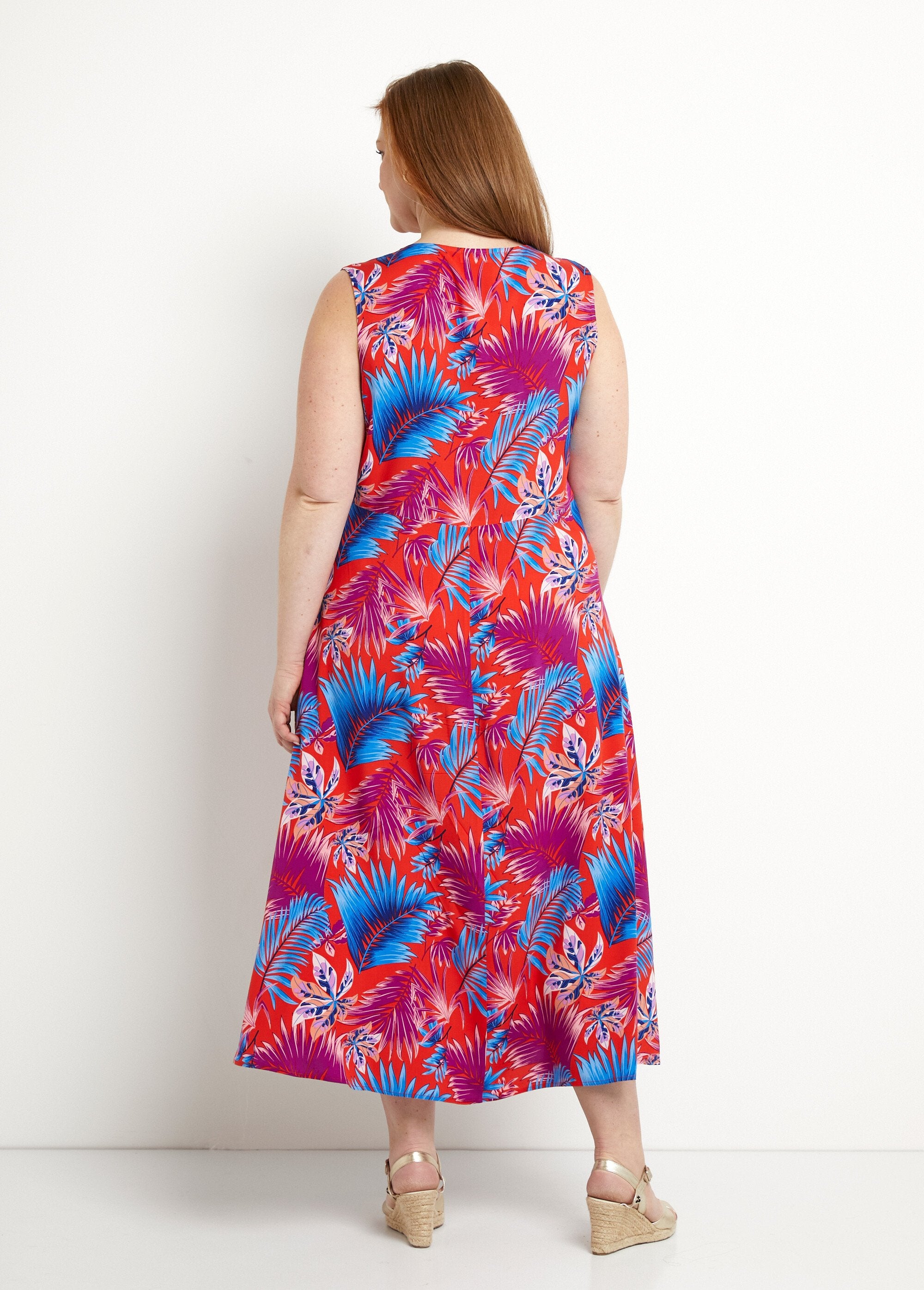 Robe_longue_sans_manches_évasée_imprimé_feuillage_Rouge_et_bleu_DO1_curvy